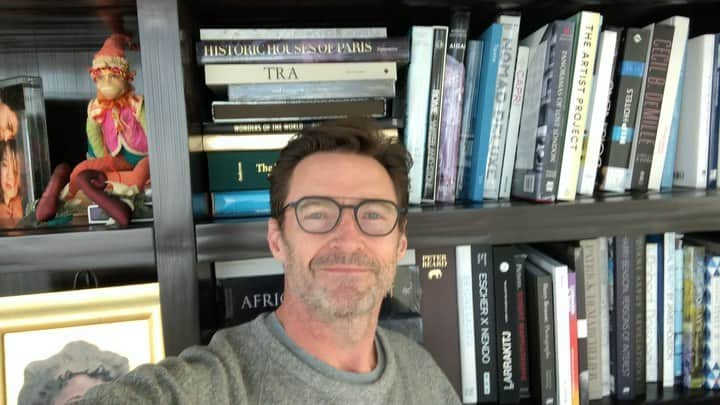 ヒュー・ジャックマンのインスタグラム：「To the graduating class of 2020 .... #graduation2020 #oprah #sunscreen #imeanit」