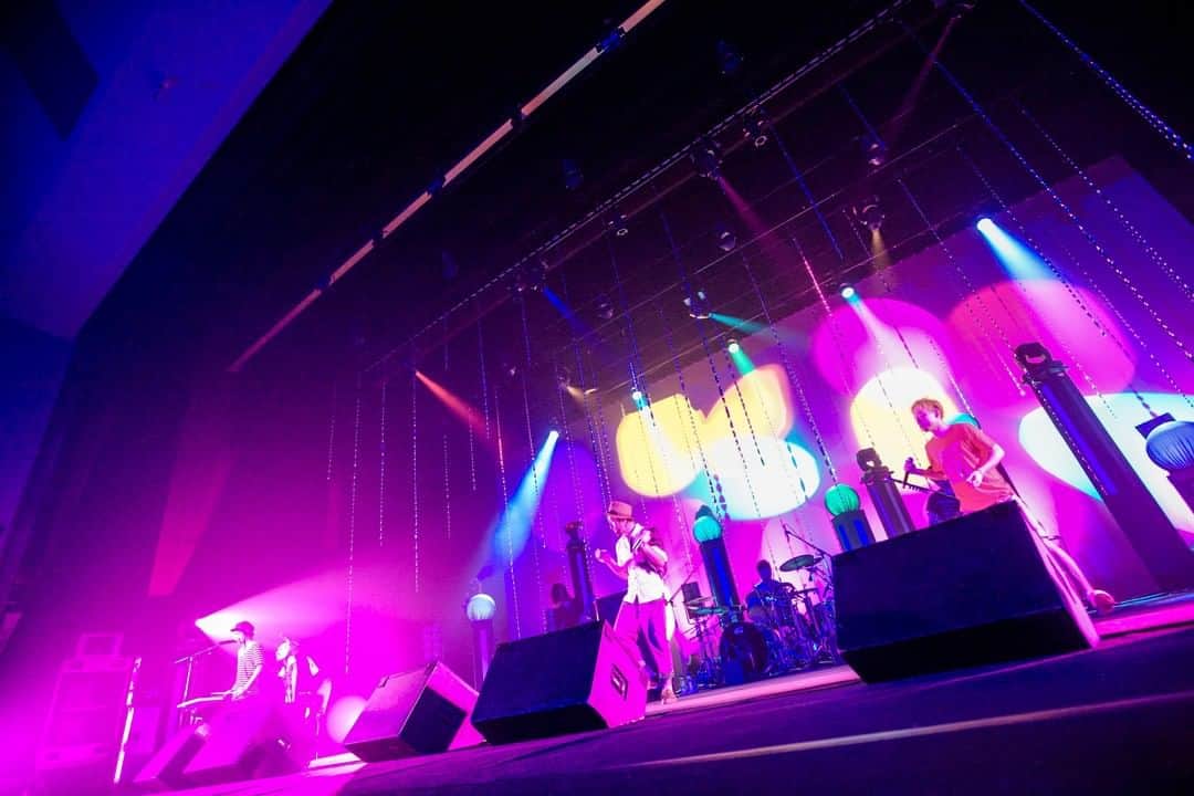 のインスタグラム：「10周年を記念して全曲打ち込み主体のエレクトロスタイルで挑んだ8thアルバム『NEO POP STANDARD』ツアーより、2012年7月4日の渋谷公会堂で披露したパフォーマンスの中から厳選したライブ映像がYouTubeにてプレミア公開スタートしました。ぜひお楽しみください  ORANGE RANGE LIVE TOUR 012 -NEO POP STANDARD- (期間限定公開, 5/16-5/23) https://youtu.be/zEnzD6G5Ii0 #ORANGERANGE #NEOPOPSTANDARD @orangerange_official @youtube」