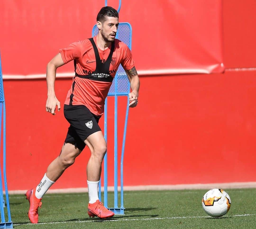 セルヒオ・エスクデロのインスタグラム：「Acabamos la semana de entrenamiento con buenas sensaciones @sevillafc  #vamosmisevilla ⚪️🔴⚽️」