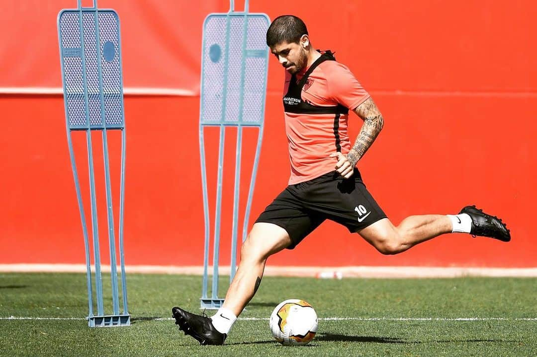 エベル・バネガのインスタグラム：「Sevilla fc ⚽️🔟🔴⚪️」