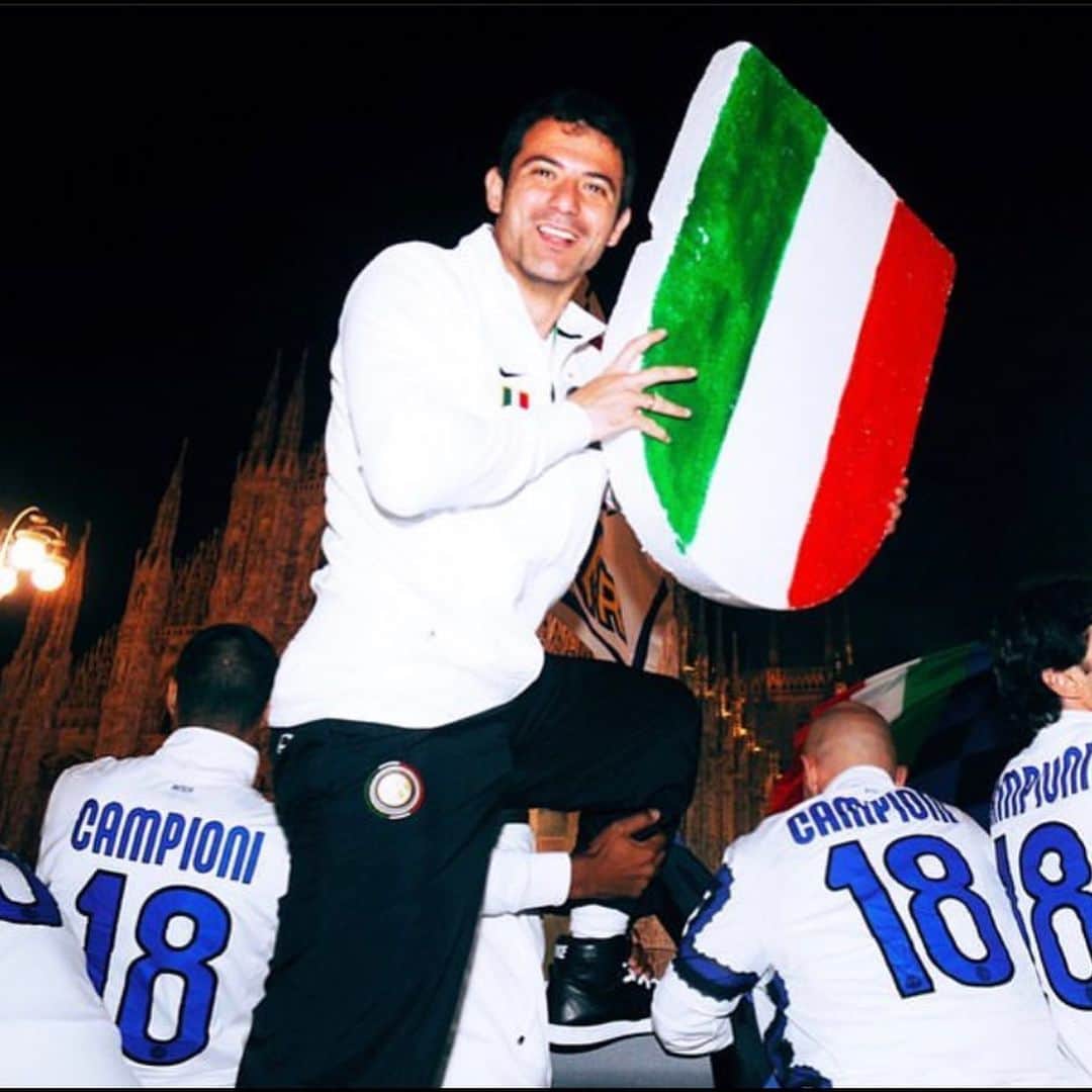 のインスタグラム：「Quanto sono orgoglioso, grazie mille a tutti..vi voglio un mondo di bene 🔵⚫️🔵⚫️❤️❤️❤️❤️」