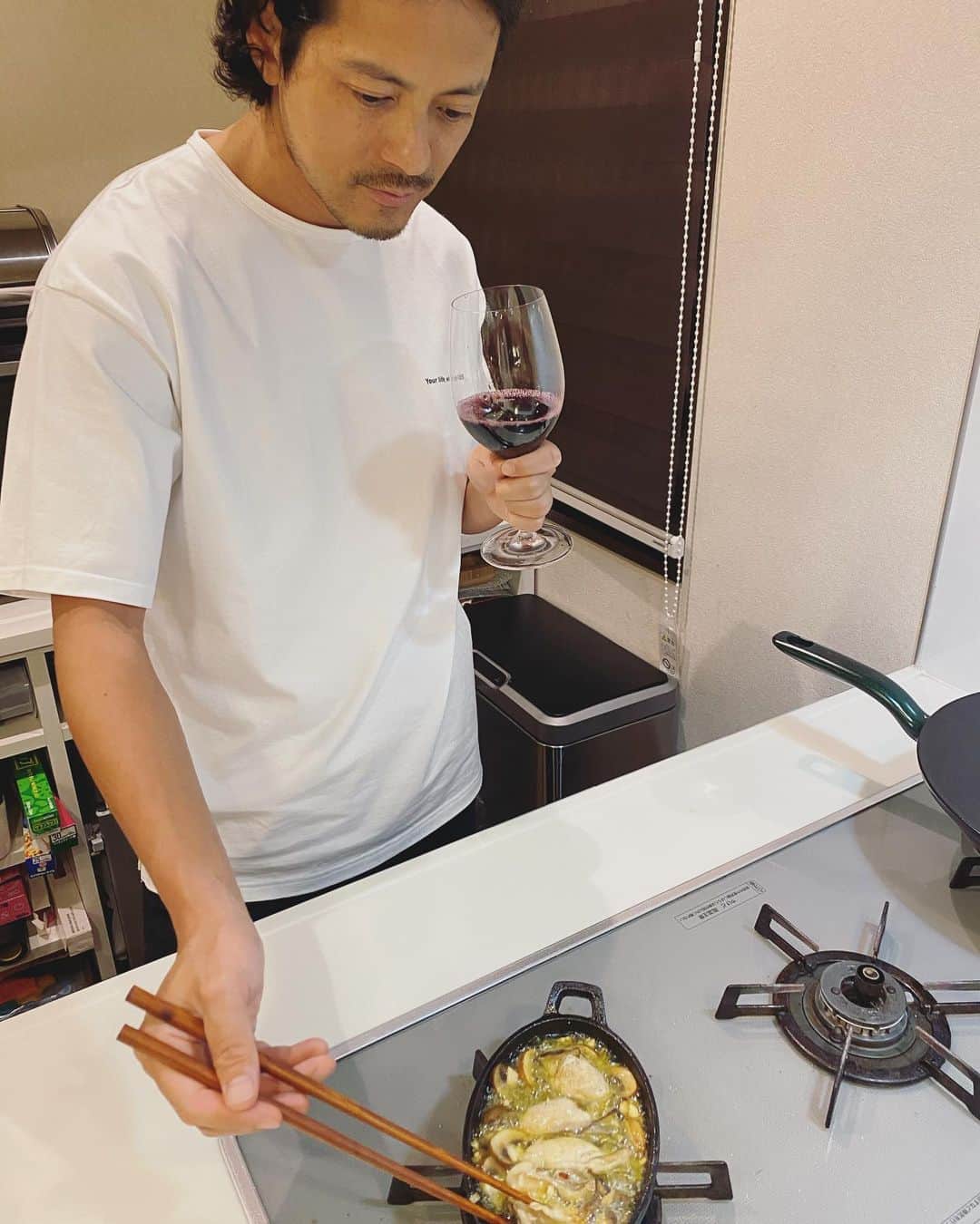 畑野ひろ子のインスタグラム：「なんだか最近は、私よりキッチンに立つ時間が長くなりつつあります😂 お酒のおつまみにアヒージョ作り。  冷凍豆腐を使ったナゲットのレシピですが、とくダネでも出演した冷凍王子＝西川剛史さんの豆腐ナゲットです。検索するとレシピが見れるみたいです😊ヘルシーだし、子供達にも👌」
