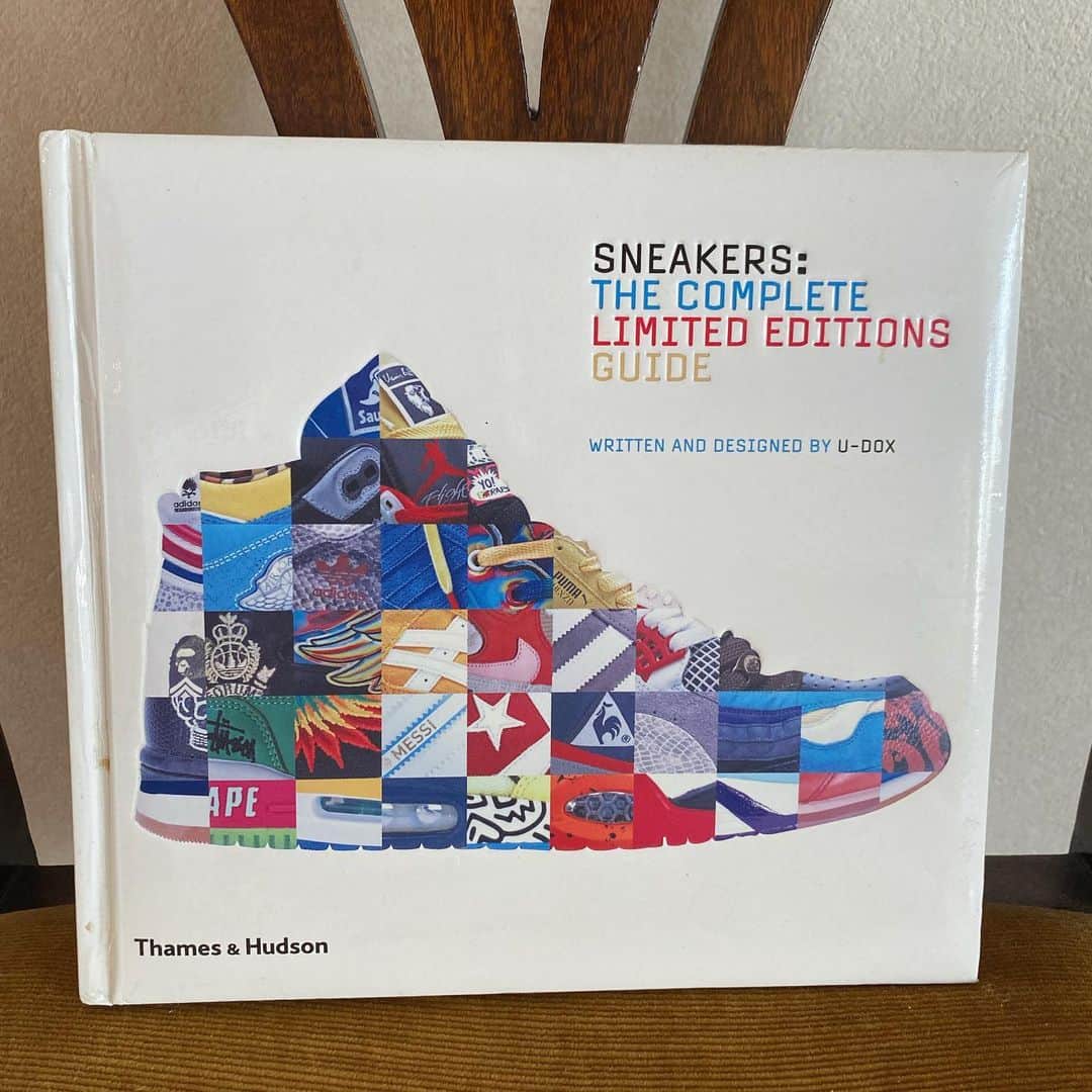 畑野ひろ子のインスタグラム：「【7日間ブックカバーチャレンジ】 #bookcoverchallenge  vo.5 SNEAKERS:THE COMPLETE LIMITED EDITIONS GUIDE  レアモデルばかりをとりあげているムック本です😆」