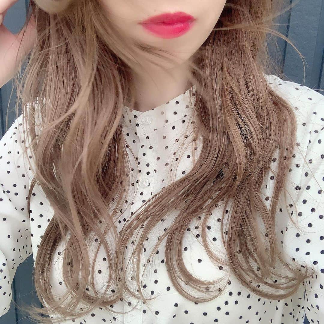 ryuu79hinaのインスタグラム：「今晩は〜☽⋆゜ ・ ・ 最近マスク生活で💄塗れなくてテンション⤵︎⤵︎⤵ やっぱり👄とテンション⤴︎︎︎︎︎⤴︎⤴︎❤️ 欲しい口紅あるのになぁ…🥺 ・ ・ これからおもーい腰を上げていっぱいの洗濯物たたもーかなぁー✊ 音楽聴きながらねっ♪̊̈ ・ ・ ━━━━━━━━━━━━━━━ #Instagram#instalike#instagood#ロカリ#mineby3mootd#記録#ロングヘア#巻き髪#ゆるまき#ゆる巻き#ママ#ジーユー#GU#좋아요#좋아요환영#인스타그램#일상#일상스타그램#데일리그램#シンプル#シンプルコーデ#ドット」