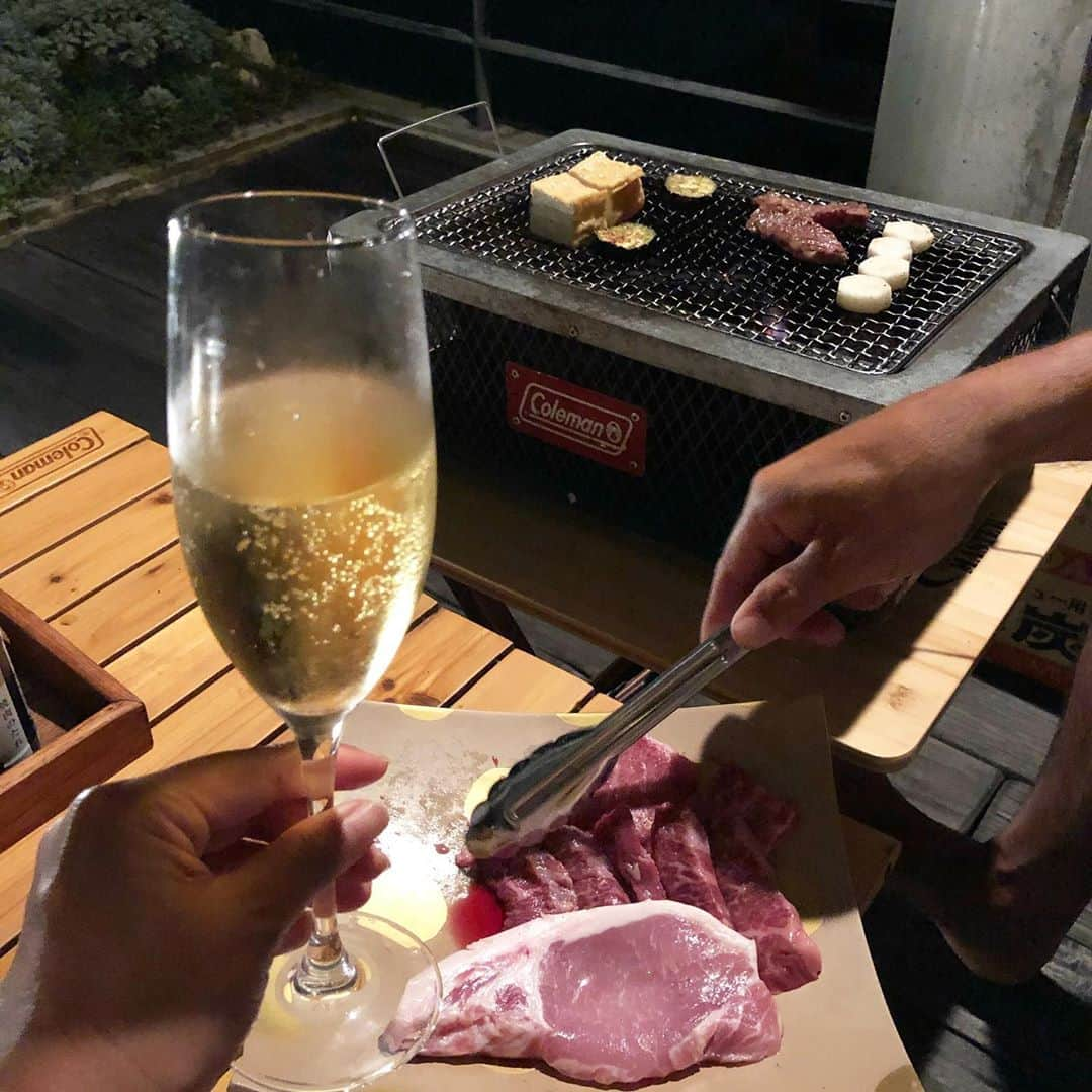 田中律子さんのインスタグラム写真 - (田中律子Instagram)「我が家でテラスBBQ🍖  台風前の夕陽はホント綺麗🌞  お肉は飛騨の『肉の沖村』さんからお取り寄せ💛最高です💛ストーリーからHP飛べます🐄  https://niku-okimura.com/  シャンパン🥂と飛騨牛 そしてサンセットと、なんて最高なんだ❗️ ワンピース　@roxyjapan  #okinawajapan  #beachlife🌴  #bbq  #飛騨牛  #肉の沖村  #お取り寄せ  #ありがとう」5月16日 20時11分 - ri2kotanaka