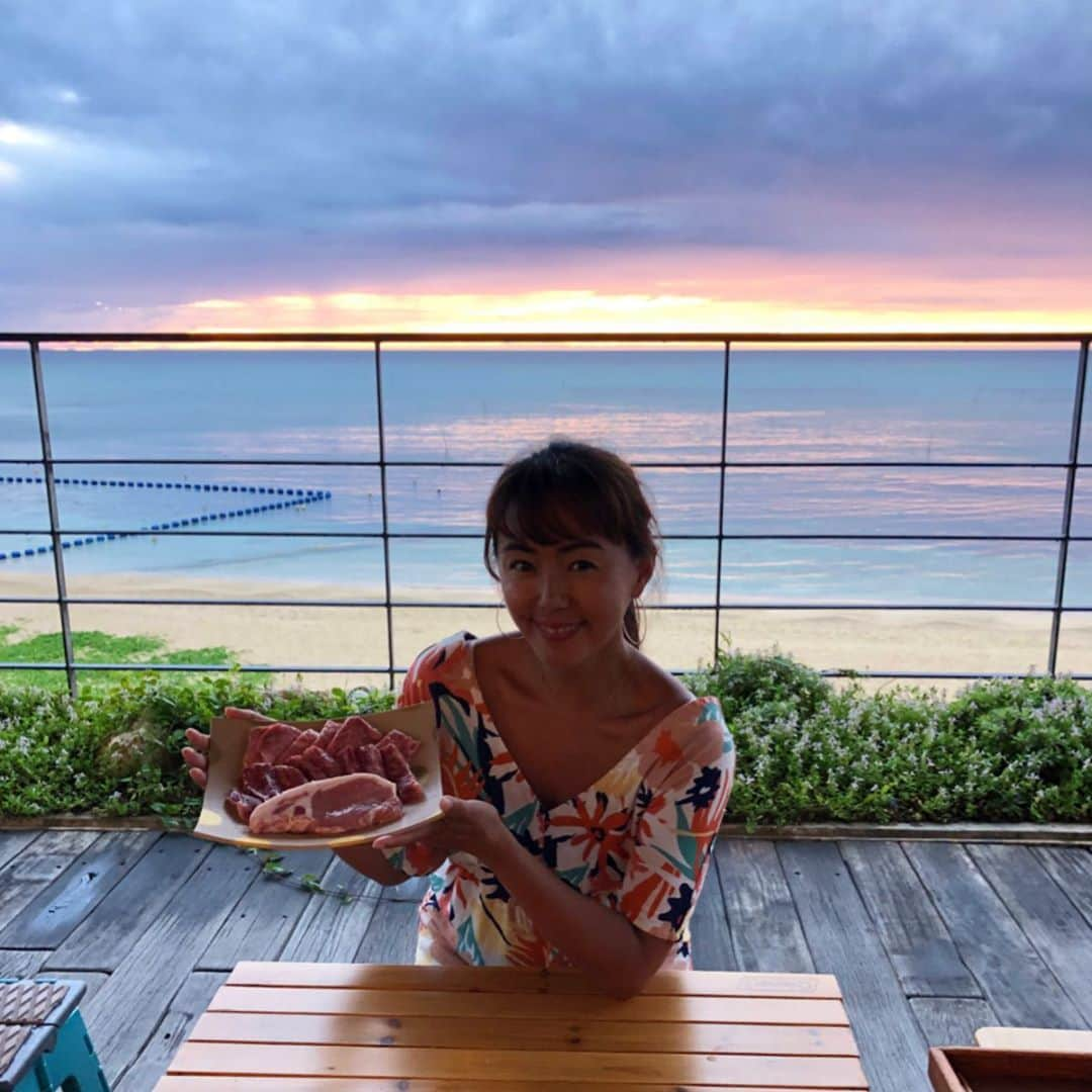 田中律子さんのインスタグラム写真 - (田中律子Instagram)「我が家でテラスBBQ🍖  台風前の夕陽はホント綺麗🌞  お肉は飛騨の『肉の沖村』さんからお取り寄せ💛最高です💛ストーリーからHP飛べます🐄  https://niku-okimura.com/  シャンパン🥂と飛騨牛 そしてサンセットと、なんて最高なんだ❗️ ワンピース　@roxyjapan  #okinawajapan  #beachlife🌴  #bbq  #飛騨牛  #肉の沖村  #お取り寄せ  #ありがとう」5月16日 20時11分 - ri2kotanaka