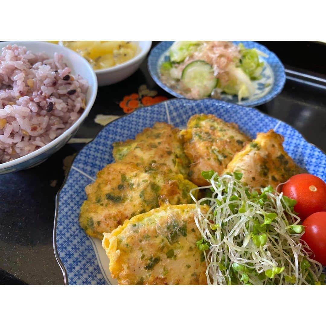 高木沙織さんのインスタグラム写真 - (高木沙織Instagram)「ごはん🍚🍚 * しばらく私は別メニュー。 卵、牛乳、小麦粉を控えた食事を意識しています。 おそらく私には合っている…気がします。 とは言っても遅延型フードアレルギーの検査を受けたわけではないので一個人の感想にすぎませんが、特に肌の調子が良くなったように感じます。 「肌は内臓の鏡」と言いますから、きっと体調も良いはず。 ※ これらの食品がいけないという意味ではありません。 * おやつは干し芋🍠 カカオ86%のチョコレートを食べることもありますが、このどちらも低GI食品なので食後血糖値の上昇が緩やか。　 糖を脂肪として蓄えにくい！ * 毎日毎食ストイックに制限はできないけれど、自分の体が気持ち良くいられるようにいろいろ考えて取り入れてみるのは楽しいです。 * Be healthy and happy✨ * #ごはん #ごはん記録 #ごはん日記 #おうちごはん #おうちじかん #和食 #ヘルシー #食事 #健康 #免疫力アップ #stayhome #stayathome #food #foodstagram #health #behealthyandhappy #wellness」5月16日 20時11分 - saori_takagi