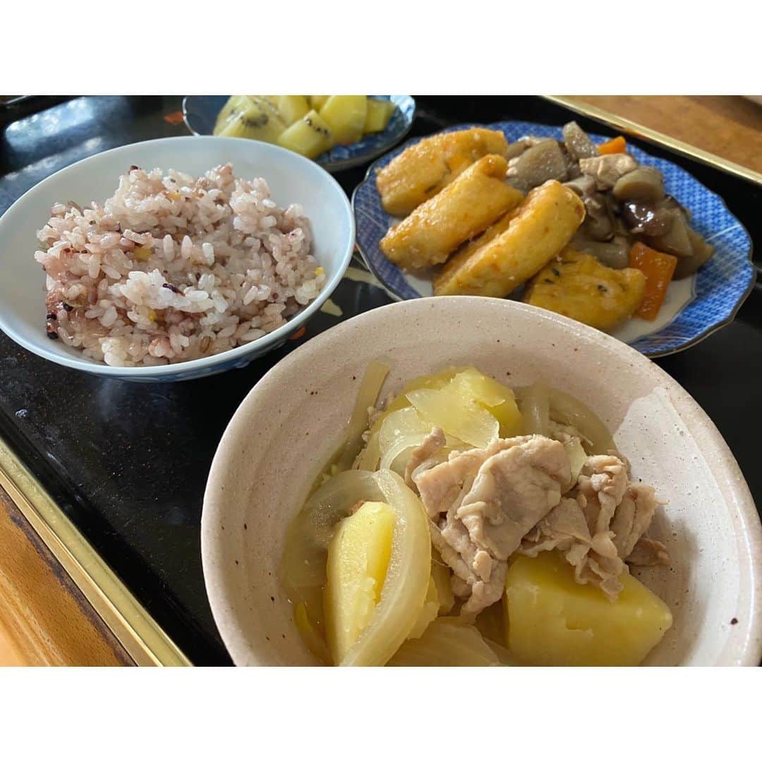高木沙織さんのインスタグラム写真 - (高木沙織Instagram)「ごはん🍚🍚 * しばらく私は別メニュー。 卵、牛乳、小麦粉を控えた食事を意識しています。 おそらく私には合っている…気がします。 とは言っても遅延型フードアレルギーの検査を受けたわけではないので一個人の感想にすぎませんが、特に肌の調子が良くなったように感じます。 「肌は内臓の鏡」と言いますから、きっと体調も良いはず。 ※ これらの食品がいけないという意味ではありません。 * おやつは干し芋🍠 カカオ86%のチョコレートを食べることもありますが、このどちらも低GI食品なので食後血糖値の上昇が緩やか。　 糖を脂肪として蓄えにくい！ * 毎日毎食ストイックに制限はできないけれど、自分の体が気持ち良くいられるようにいろいろ考えて取り入れてみるのは楽しいです。 * Be healthy and happy✨ * #ごはん #ごはん記録 #ごはん日記 #おうちごはん #おうちじかん #和食 #ヘルシー #食事 #健康 #免疫力アップ #stayhome #stayathome #food #foodstagram #health #behealthyandhappy #wellness」5月16日 20時11分 - saori_takagi