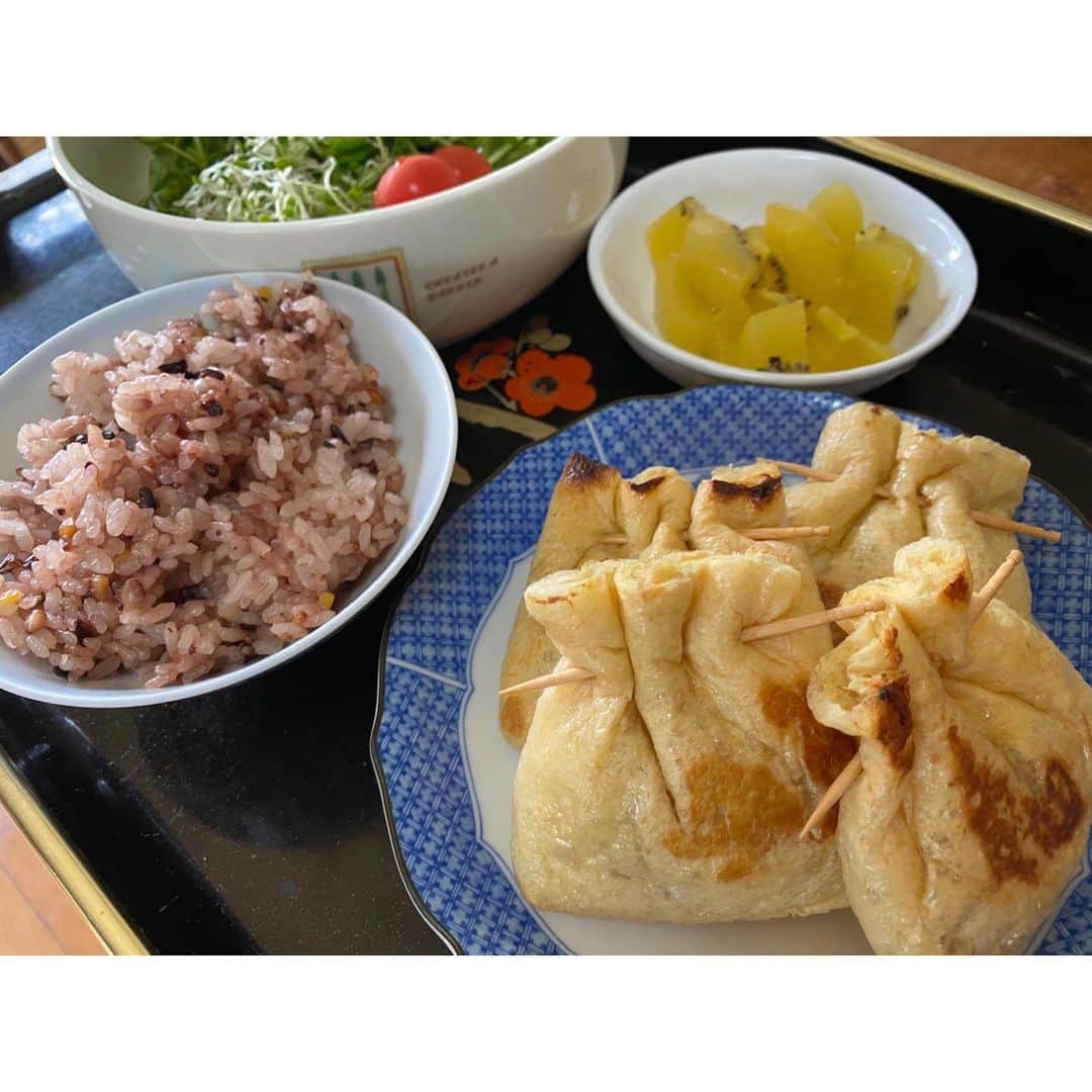 高木沙織さんのインスタグラム写真 - (高木沙織Instagram)「ごはん🍚🍚 * しばらく私は別メニュー。 卵、牛乳、小麦粉を控えた食事を意識しています。 おそらく私には合っている…気がします。 とは言っても遅延型フードアレルギーの検査を受けたわけではないので一個人の感想にすぎませんが、特に肌の調子が良くなったように感じます。 「肌は内臓の鏡」と言いますから、きっと体調も良いはず。 ※ これらの食品がいけないという意味ではありません。 * おやつは干し芋🍠 カカオ86%のチョコレートを食べることもありますが、このどちらも低GI食品なので食後血糖値の上昇が緩やか。　 糖を脂肪として蓄えにくい！ * 毎日毎食ストイックに制限はできないけれど、自分の体が気持ち良くいられるようにいろいろ考えて取り入れてみるのは楽しいです。 * Be healthy and happy✨ * #ごはん #ごはん記録 #ごはん日記 #おうちごはん #おうちじかん #和食 #ヘルシー #食事 #健康 #免疫力アップ #stayhome #stayathome #food #foodstagram #health #behealthyandhappy #wellness」5月16日 20時11分 - saori_takagi