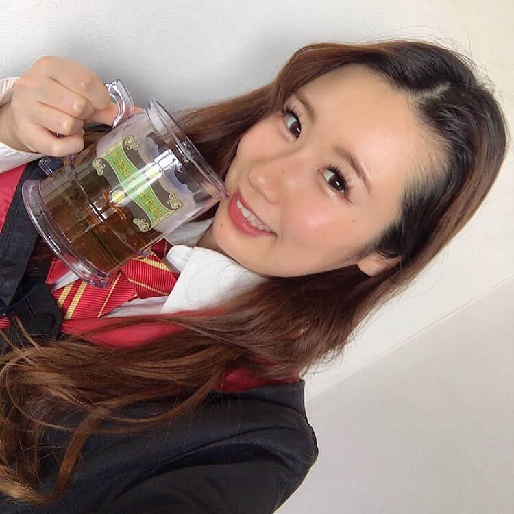 のインスタグラム：「ハリーポッター🧙‍♀ バタービールだよ〜🍺(中身は子どもビール) ユニバにも行きたいなぁ、、 詳細はTwitterで🕊💙 #harrypotter #harrypotterfan #griffindor #griffindorpride #グリフィンドール #ハリーポッター #バタービール #泡 #どこかへいった #ハーマイオニー #해리포터 #butterbeer#fashion #instagood #instalike #哈利波特 #stayhome #cosplay #selfie  #おうち時間 #おうちで過ごそう #楽しく過ごそう」