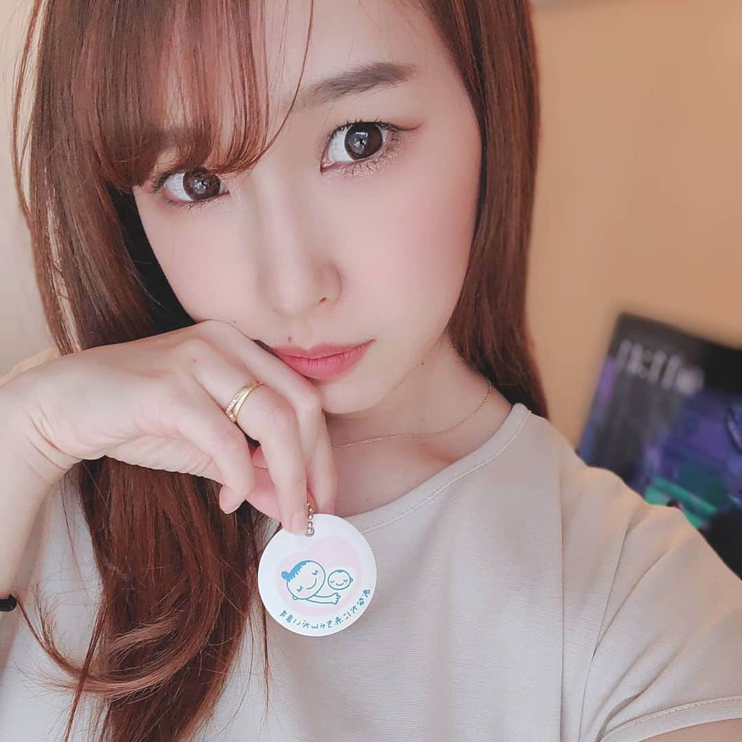 佐藤夏希のインスタグラム：「皆様 いいねや温かいコメント、メッセージ ありがとうございます😭❤️ * * すばるんがお兄ちゃんになる日が楽しみで仕方がないです😁 二人目はお腹が出るのも早いし 胎動もすぐわかりました😂❣️ 毎日ピコピコ動く赤ちゃんに癒やされてます👶  お家にマタニティマークがなくて最近駅でもらってきました😁 お出かけもすることないしあんまり使う機会ないけど一応バッグに付けてます🥰  これからは体重管理との戦いです😂 コロナで自粛中ということもあり 運動不足な上 家には誘惑がいっぱい🍦🍪🍬 * *  最後まで気を抜かずに頑張ります♡♡♡ * * *  #マタニティ#マタニティ生活#妊婦生活#体重管理#体重管理に苦しむ妊婦 #二人目妊娠中 #すばるん#息子ラブ #2歳#ママ#ママさんと繋がりたい #ママスタグラム#mama#mamastagram #mamanoko #ママリ」