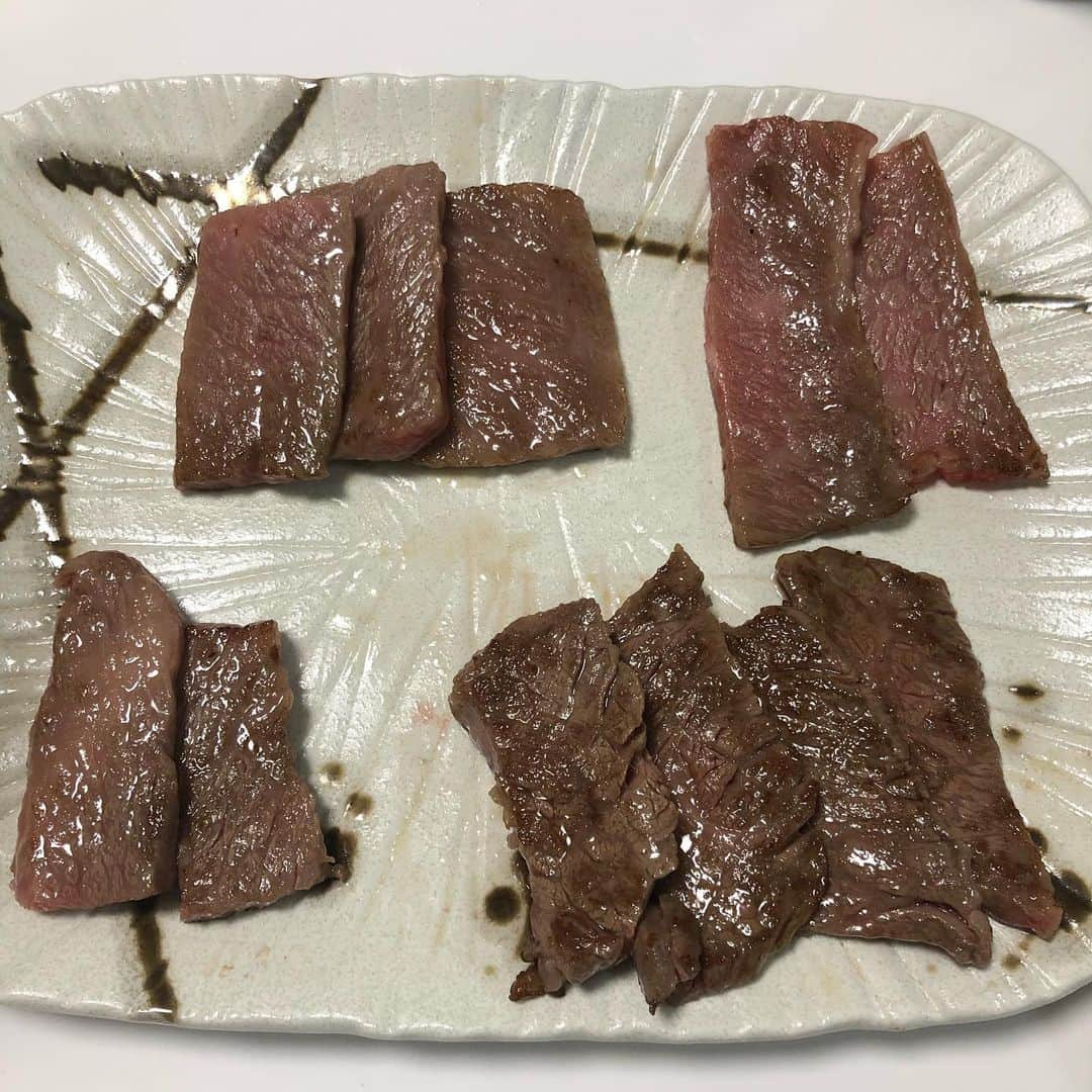 堀田祐美子さんのインスタグラム写真 - (堀田祐美子Instagram)「またまた牛肉！！ ステイホームで外食行けないでしょ。って母が送って来てくれた牛肉2キロ！！ 弟が肉屋なのでありがたや〜  焼肉屋みたいに部位ごと焼いてみた。  ヒレ、イチボ、ミスジ、ザブトン…  塩で十分！！たまにニンニクと醤油。  焼肉屋で食べたらいくらになんのか…  コナふぅらもよだれがダラダラ！！ 美味しいのがわかるのね〜  真空パックに小分けにして大切に食べるね〜おかんありがとう💕  #堀田祐美子 #yumiko hotta #woman's  #prowrestling #女子プロレス　#awg #bulldog #ブルドッグ　#ホワイト　#white #ホワイトブルドッグのふぅら#whit bulldog #ブヒ　#鼻ぺちゃ　#可愛い　#toypoodle #トイプードル　#コナ　#ハーツ82 #武蔵小山　#武蔵小山飲み屋　#武蔵小山カラオケ　#牛肉　#お家で焼肉　#おかんありがとう」5月16日 20時13分 - yumiko_hotta