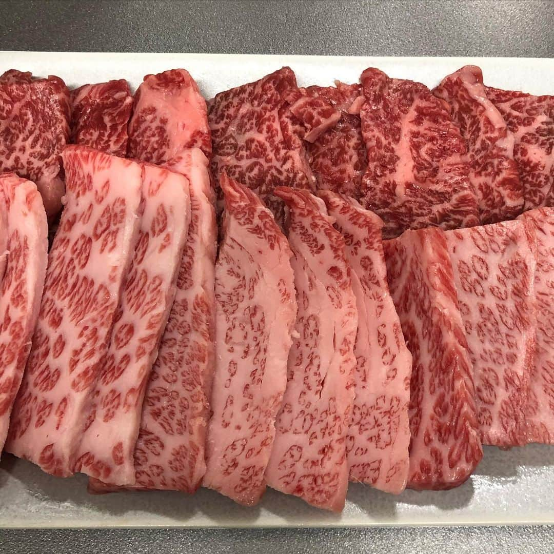 堀田祐美子さんのインスタグラム写真 - (堀田祐美子Instagram)「またまた牛肉！！ ステイホームで外食行けないでしょ。って母が送って来てくれた牛肉2キロ！！ 弟が肉屋なのでありがたや〜  焼肉屋みたいに部位ごと焼いてみた。  ヒレ、イチボ、ミスジ、ザブトン…  塩で十分！！たまにニンニクと醤油。  焼肉屋で食べたらいくらになんのか…  コナふぅらもよだれがダラダラ！！ 美味しいのがわかるのね〜  真空パックに小分けにして大切に食べるね〜おかんありがとう💕  #堀田祐美子 #yumiko hotta #woman's  #prowrestling #女子プロレス　#awg #bulldog #ブルドッグ　#ホワイト　#white #ホワイトブルドッグのふぅら#whit bulldog #ブヒ　#鼻ぺちゃ　#可愛い　#toypoodle #トイプードル　#コナ　#ハーツ82 #武蔵小山　#武蔵小山飲み屋　#武蔵小山カラオケ　#牛肉　#お家で焼肉　#おかんありがとう」5月16日 20時13分 - yumiko_hotta