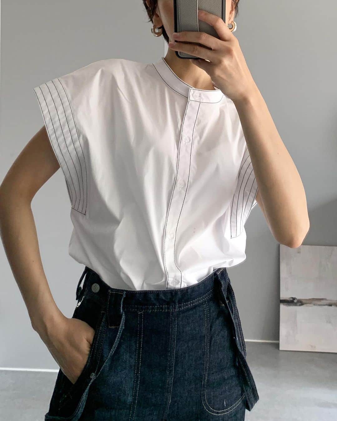 金子麻貴さんのインスタグラム写真 - (金子麻貴Instagram)「@zara のパンツを久しぶりにポチッとしたら丈が長すぎてビックリした！！簡易的だけどとりあえず15cmくらい裾上げ🤣  @re_gleam のステッチブラウスは5/19に発売です！バックリボンサスペンダーデニムとロゴ入りTシャツも再販の予約が始まります💕  他にも着回しが効く新作のトップスが出るのでお楽しみに✨ . . #fashion#regleam#zara#fendi#somethingjeans#ブラウス#デニム#シンプルコーデ#ママコーデ#ザラコーデ」5月16日 20時21分 - mtmmaki