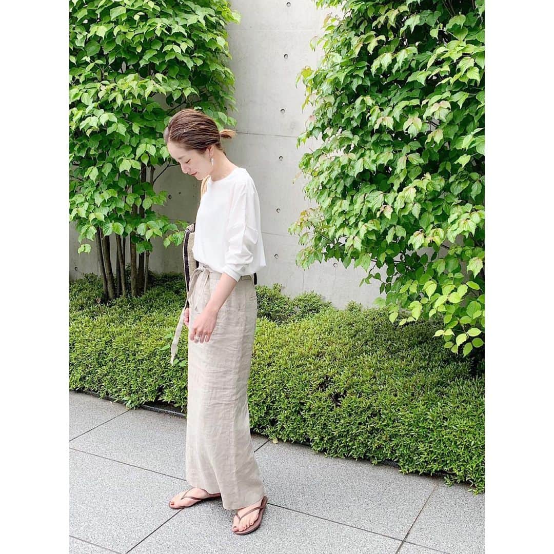 のインスタグラム：「🌻🌻🌻﻿ ﻿ 夏はリネンアイテムが私のワードローブの定番。﻿ ﻿ タイトマキシスカートは意外とリネンで作るのは初めて🌱﻿ #SNR_linenseries でスタッフのリアルスタイリング見れます💁🏻‍♀️﻿ ﻿ ﻿ 今日はオーダーしていたリネンのカーテンも届いた📦✨﻿ 嬉しいなぁ〜😚﻿ ﻿ ﻿ #SHENERY_official﻿ #tops #skirt #SHENERY﻿ #sandals #tkees﻿ #bag #maisonbengal﻿ #linen #beige #white #stripe﻿ #SNR_linenseries﻿ #fashion #styling﻿ #summer」