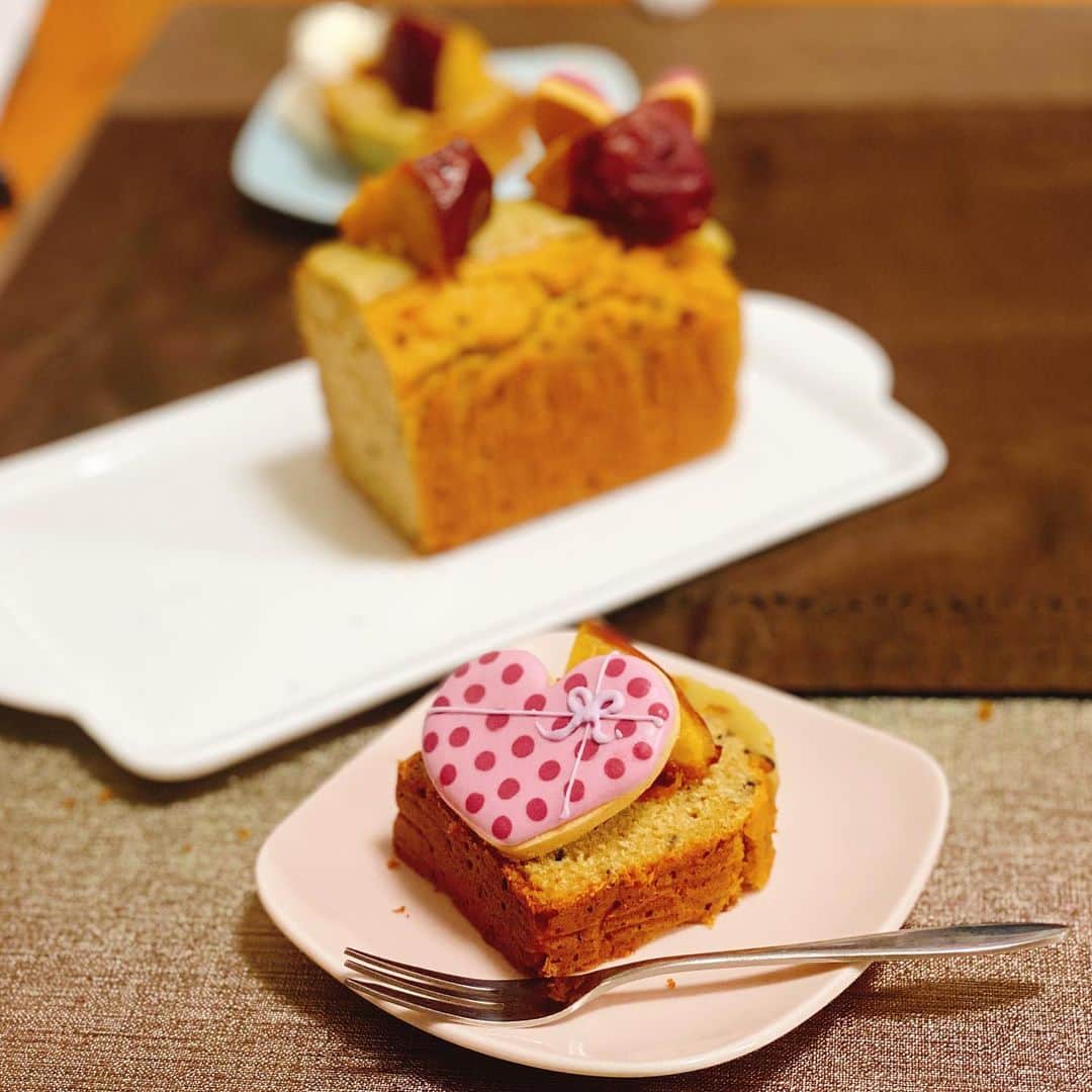 山﨑 薫さんのインスタグラム写真 - (山﨑 薫Instagram)「白砂糖、小麦粉、乳製品、保存料フリーのお芋のケーキ。 その名も おいも姫👸🍠👸（@oimohime.official ） お取り寄せして可愛いアイシングクッキーをデコレーションします。  無添加なので、お芋好きのタラちゃんも一緒にティータイム。  ほっこり可愛い美味しいデザートです🥰❤️ #おいもひめ  #アイシングクッキー #グルテンフリー #スイートポテトケーキ」5月16日 20時26分 - kaoruyamazaki906
