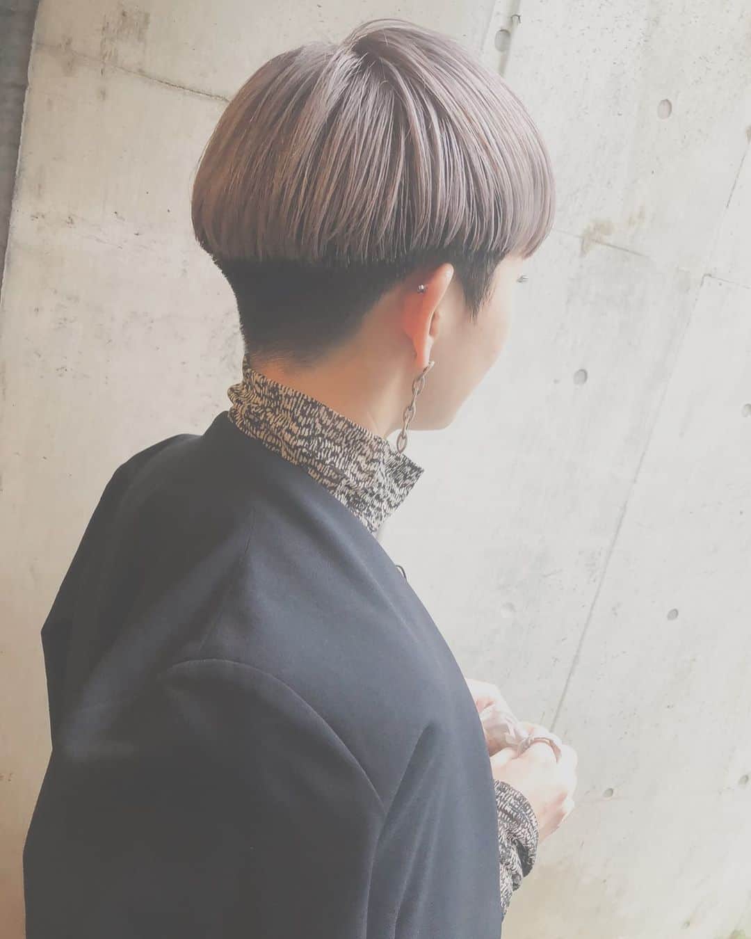 藤田敦子のインスタグラム：「ㅤㅤㅤ 久々の美容室。 席を開けて換気して、マスク外さずにカラーカット。 美容室にいる間一度もマスク外しませんでした。 すごい〜〜👏👏 ㅤㅤㅤ このパープルっぽさは黄味をおさえるためなので 2〜3日で落ちて、ベージュっぽくなるみたいです😍 ㅤㅤㅤ Thanks @nanae1109 san❤️ どんどん後ろ姿が男の人になっていく🤣 ㅤㅤㅤ #blendahair」