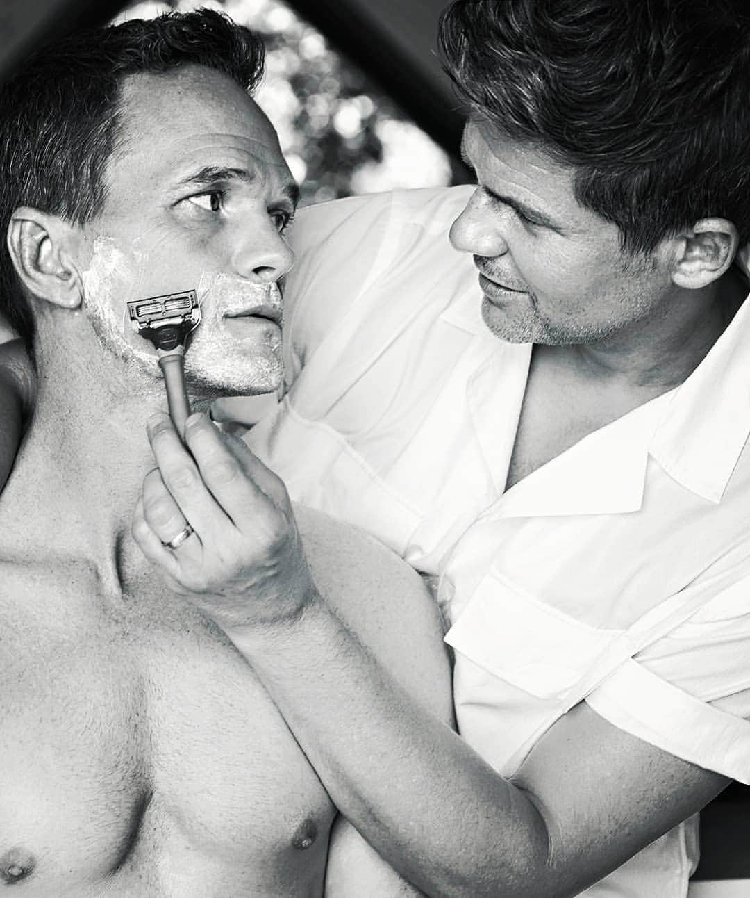 ニール・パトリック・ハリスのインスタグラム：「🥰👨‍❤️‍👨 #neilpatrickharris #davidburtka #nph #tagsforlikes #actors #lovethem #handsome #chef #repost #blackandwhite #couple #husbands @nph @dbelicious 🖤🤍🖤🤍」