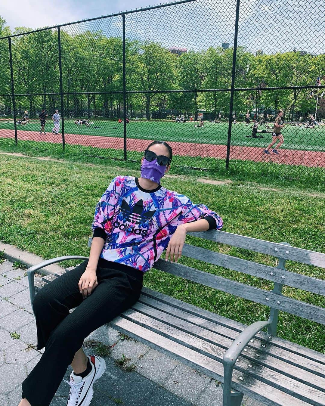 金原杏奈のインスタグラム：「Checking what the New Yorker is doing on this sunny day😎☀️天気が良かったので歩いてイーストリバーを散歩！」