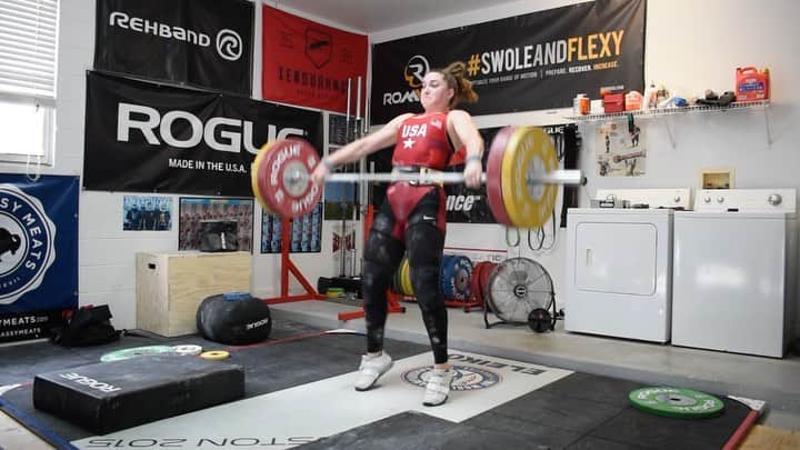 マッティ・ロジャーズのインスタグラム：「Had a fun time lifting “with” the team today! We zoomed & lifted for the online super nationals thing (or at this point idk what division I even lifted in) & I tried to document the process for those who may do future ones! None of my top lifts recorded, but not too pissed about these ones. It’s week 1 for me, so far from any kind of meet shape, but it’s a good minimum to build off of. My deload last week was SUPER aggressive & I didn’t even do the lifting movements for more than half of it. So this week was all about building and finding my groove again aka things will feel like a house probably & look fuckin weird. BUT NOW it’s a straight shot to the big push at our camp in a few weeks!! - - - I’ll put everything into a YouTube video that kind of explains this process a bit. I still can’t figure out how to upload & submit my vids but ITS FINE. Also my videoing skills are about as good as this last video.  @aimees2cents @catalystathletics @2poodperformance @roguefitness @rehband @romwod @stayclassymeats @xendurance」