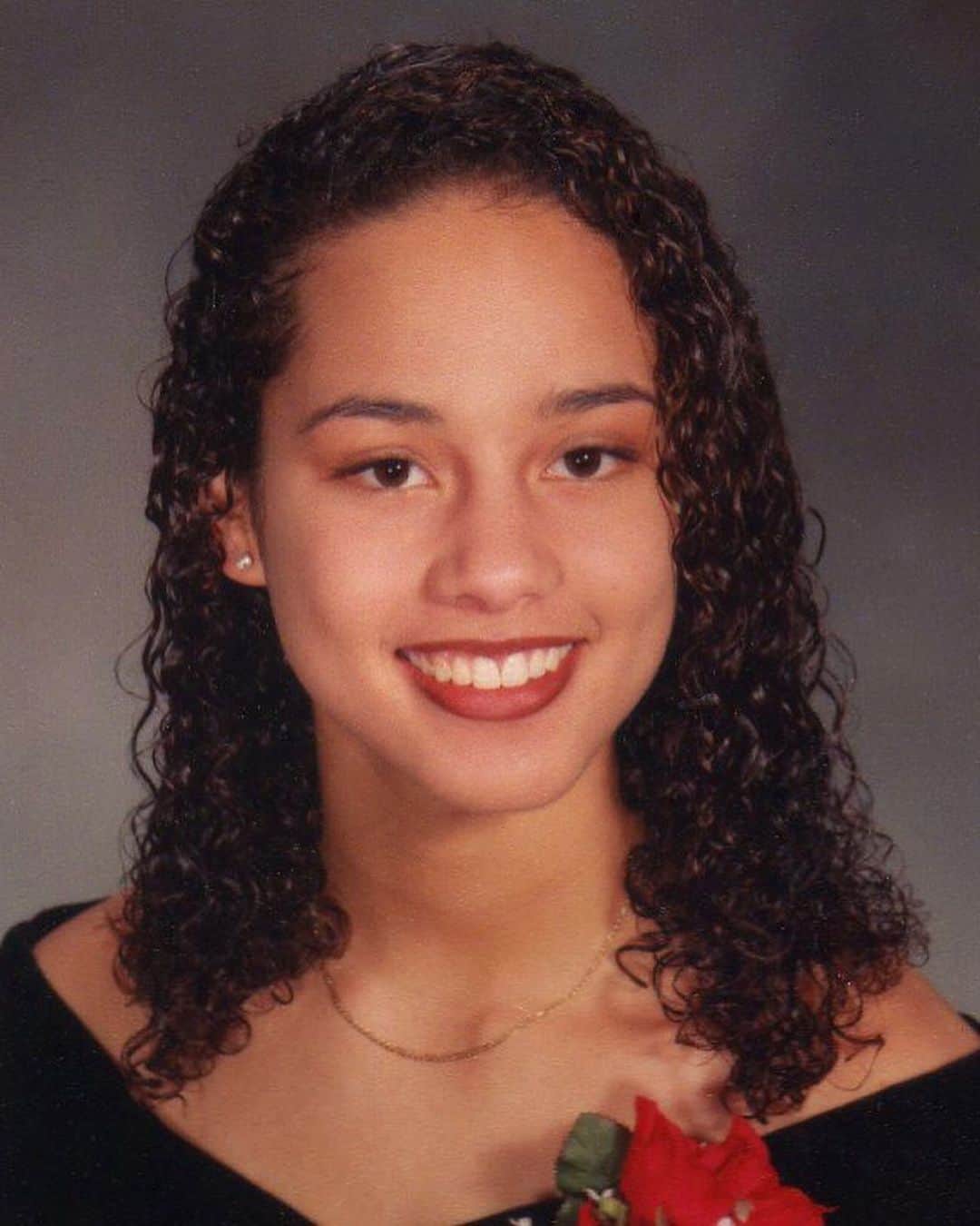 アリシア・キーズさんのインスタグラム写真 - (アリシア・キーズInstagram)「Had to post my high school graduation pic in honor of the BIG night TONIGHT!!! 👩🏽‍🎓✨👨🏾‍🎓To the class of 2020: I’m so so proud of you. You defied the odds!! Keep shinning!! ✨✨✨ I’m so excited to be a part of your celebration tonight at 8PM ET/PT big love to @kingjames & @XQamerica 💜💜#GraduateTogether ⁣ ⁣ For those graduating share a memory below. If you’ve already graduated, share some wisdom! I love hearing your thoughts 💜💜💜」5月17日 6時51分 - aliciakeys
