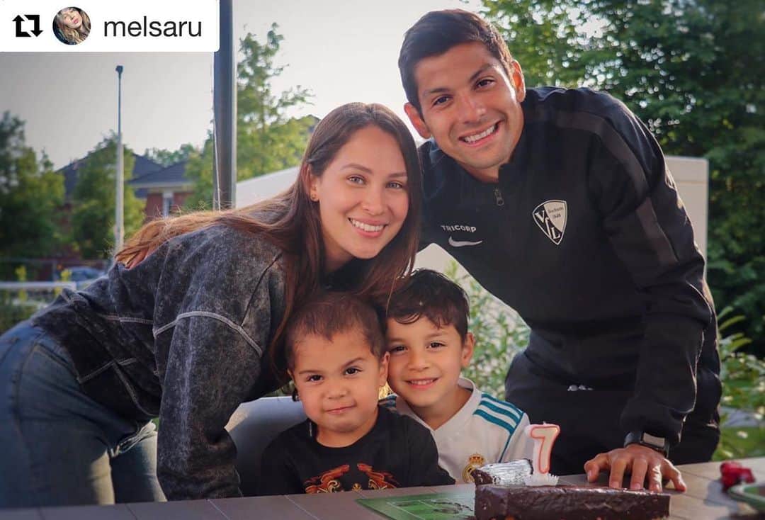 クリスチャン・ガンボアのインスタグラム：「#Repost @melsaru with @get_repost ・・・ Pipe cumplió 7 y se le cayó su primer diente y... Oficialmente es un niño grande. Pipe es el que nos enseño a ser papás, también a Julián todo lo que sabe. Tiene un corazón gigante con el que Juliano aprovecha cada segundo para hacer lo que quiera con él. Nos ha enseñado que no importa dónde estés los amigos que hacés son para la vida. Con esta vida tan loca, llena de cambios, de ciudades, de idiomas; es experto en disfrutar y encontrarle algo emocionante a cada momento.  Felipe turned 7!! 🎁 🎂」