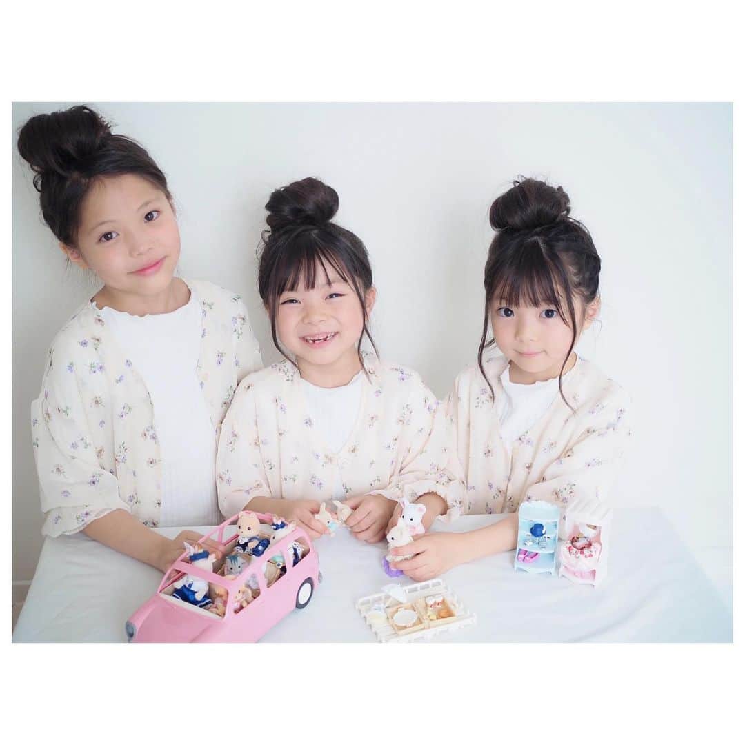 Yukiさんのインスタグラム写真 - (YukiInstagram)「今日は三姉妹にお団子ヘアを教えて、やってみました♡ ちょっとルーズなのもそれはそれでいいかな🥰♡♡ 久しぶりの☂️はおうちでのんびり　@sylvanianfamilies_jp シルバニアファミリーで遊んでました✩.*˚ シルバニアファミリーの小物もたまらなく好きで、ドットのお洋服や👜👠小物も可愛すぎて私まで見入っちゃう☺️💕 アウトドアグッズやチャイルドシートのしかけにはびっくり👀❣️ ブログにまた書きますね🥰💓」5月16日 22時15分 - yukikuu96