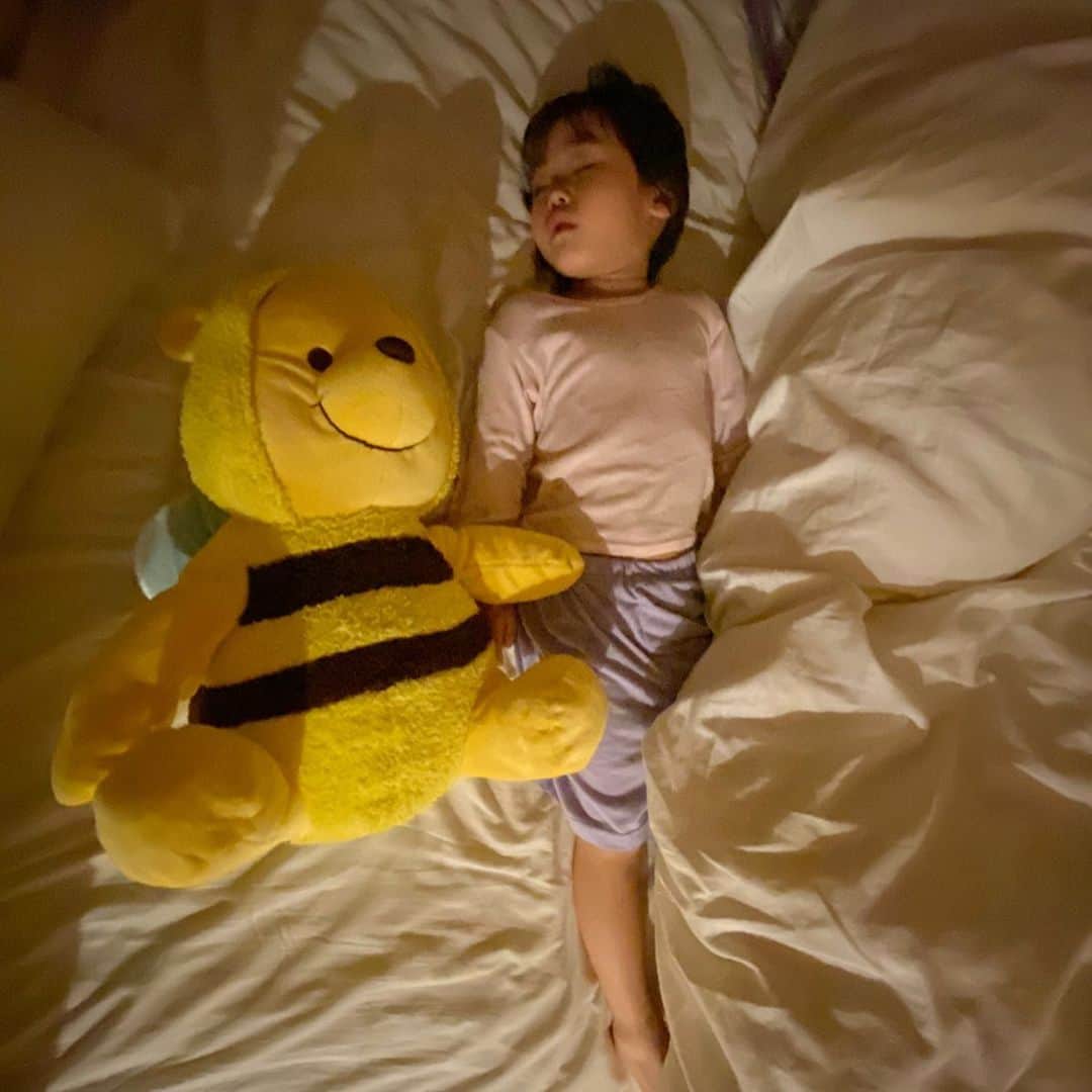 才賀紀左衛門さんのインスタグラム写真 - (才賀紀左衛門Instagram)「今日は昼、夜鰻😆👌 娘はテンション高くご飯食べてたけど抱っこと言われなんかあやしいなぁ〜っと思ったら爆睡😂💕💕 オカンが鰻大好きで名古屋の「うな富士」が宅配サービスをはじめていたので早速注文🤤 うまいね😋👌 #育児日記 #幸せな時間 #家族 #幸せ #子育てパパ #シンパパ #シンママ #子育てグラム #食育 #遊び #健康 #お手伝い #お肉 #和牛 #おうち時間 #子育て日記 #子育てパパ #子育てママ #子どものいる暮らし #子どものいる生活 #子供との時間 #レシピ #母の日 #大切 #大切な家族 #幸せをありがとう #育児あるある #子育て奮闘中 #癒し #癒しの時間 #素材」5月16日 22時15分 - kizaemon0213