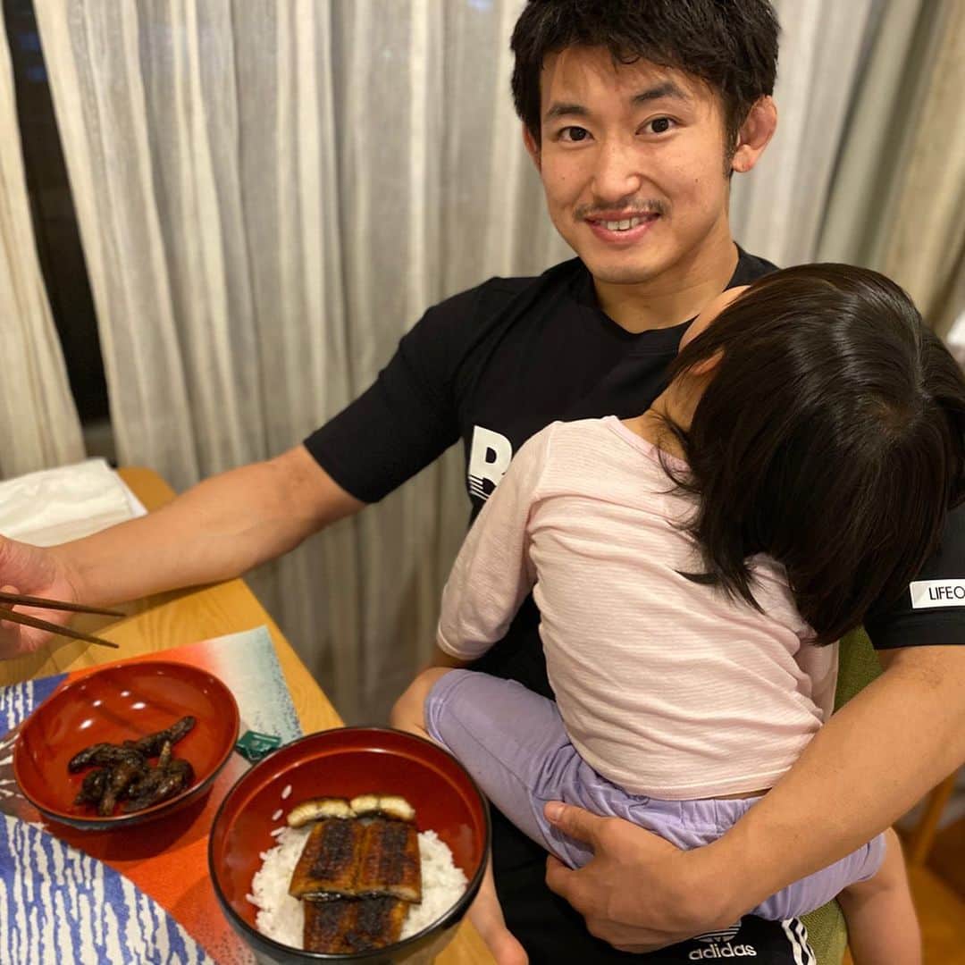 才賀紀左衛門さんのインスタグラム写真 - (才賀紀左衛門Instagram)「今日は昼、夜鰻😆👌 娘はテンション高くご飯食べてたけど抱っこと言われなんかあやしいなぁ〜っと思ったら爆睡😂💕💕 オカンが鰻大好きで名古屋の「うな富士」が宅配サービスをはじめていたので早速注文🤤 うまいね😋👌 #育児日記 #幸せな時間 #家族 #幸せ #子育てパパ #シンパパ #シンママ #子育てグラム #食育 #遊び #健康 #お手伝い #お肉 #和牛 #おうち時間 #子育て日記 #子育てパパ #子育てママ #子どものいる暮らし #子どものいる生活 #子供との時間 #レシピ #母の日 #大切 #大切な家族 #幸せをありがとう #育児あるある #子育て奮闘中 #癒し #癒しの時間 #素材」5月16日 22時15分 - kizaemon0213