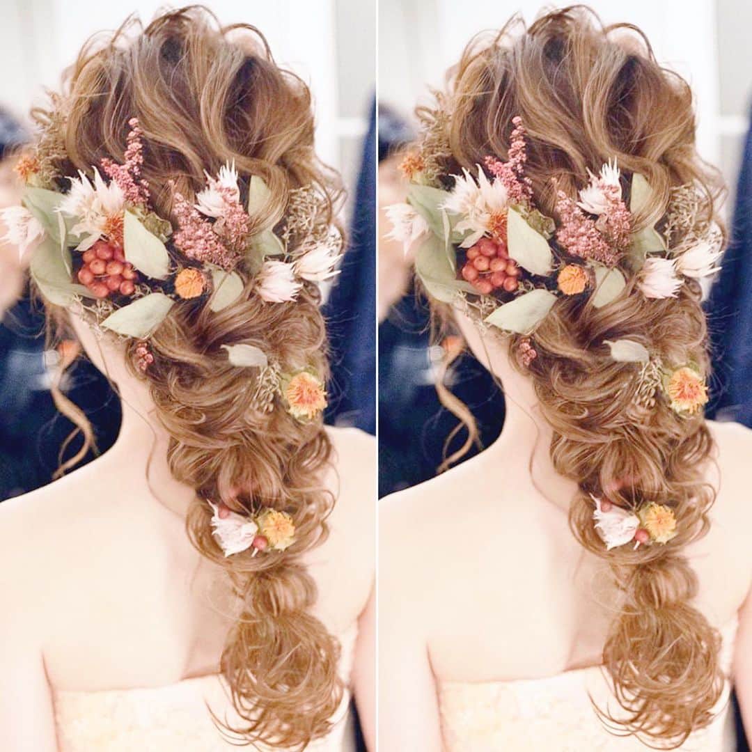 のインスタグラム：「ナチュラル可愛い✨おしゃれなブライダルヘア9選💕 . . ➸➸➸➸➸➸➸💒➸➸➸➸➸➸➸ 本当の料金がわかる✨ ウェディングニュース式場検索 👰 . アプリ： @weddingnews_editor web版： @weddingnews_concierge ➸➸➸➸➸➸➸➸➸➸➸➸➸➸➸➸ . . こちらのお写真は #ブライダルヘア メイクアーティスト @lilian.bridal さんからリグラムさせていただきました🌟ありがとうございました😊✨ . カバーはふわふわ #編みおろし です🧡 . ヘッドドレスは、ドレスの色味と合わせたお花にグリーンを添えてナチュラルな雰囲気に🌿💕 . 肩下 #ミディアム の長さの花嫁さんに、エクステを付けて編みおろしに仕上げたそう😍✨ . lilian.bridal さんの作るヘアは可愛いだけでなく、品があり素敵です💕 . ほかのヘアも素敵なので、ぜひスワイプ👉🏻してみてくださいね♩ . . ＼📷投稿お待ちしています／ . 花嫁はもちろん、業者さんも大歓迎✨ アナタのお写真をご紹介してもOKという方は、ぜひ #ウェディングニュース にお写真を投稿してください💕 . . ⬇︎関連アカウント⬇︎ . 🕊メインアカウント 【 @weddingnews_editor 】 . 💒インスタグラムで式場探し 【 @weddingnews_concierge 】 . 👰花嫁から式場探し 【 @weddingnews_brides 】 . . その他、編集部からの連絡専用 @weddingnews_contact や、スタッフ個人の連絡用として @WN_xxxx（xxxは個人名）があります💕 . . …………………………… ❤️ウェディングニュースとは？ …………………………… . 花嫁のリアルな”声”から生まれた、花嫁支持率No1✨スマホアプリです📱💕 . . 🌸知りたい… #結婚式準備 に役立つ記事を毎日150件配信中♩ . 🌸見たい… インスタの #ウェディング 系投稿TOP100が毎日チェックできる＊IG画像の複数ワード検索も可♩ . 🌸叶えたい… 式場をはじめとした  #結婚式 関連の予約サイトが大集合♩ . 🌸伝えたい… 自分の結婚式レポ『マイレポ』が簡単に作れる♩卒花嫁のレポが読める♩ . . @weddingnews_editor のURLからDLしてね✨ . . #プレ花嫁 #結婚  #花嫁 #ウエディング  #プレ花嫁準備 #2020秋婚 #日本中のプレ花嫁さんと繋がりたい #ウェディングヘア #ヘアスタイル #ヘアアレンジ #ヘアメイク #ヘアセット #二次会ヘア #和装ヘア #ハワイ挙式 #美容院 #前撮り #ドライフラワー #ダウンスタイル #プレ花嫁さんと繋がりたい #沖縄ウェディング」