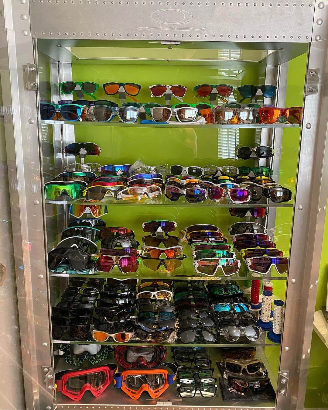 マーク・カヴェンディッシュのインスタグラム：「Just having a re-shuffle of (part of) my @Oakley collection. It started wayyy before I was a professional and I just loved how the brand broke the mould of performance and consumer eyewear. I still love that same approach they have, yet can be even more thankful that I get to see it from the inside, as a proud member of the Oakley family.  Over the years there have been items that have been lost and items that have been stolen. Which makes me sad. But I’m lucky that on top of the vintage items, the rare items, the military items, the prototypes and the 1st editions, I find immense sentimental value with my various @oakleybike signature series’, with thoughtful gifts and with models/colours that remind me of the race I wore them at.  Anyone have a favourite model they remember?」