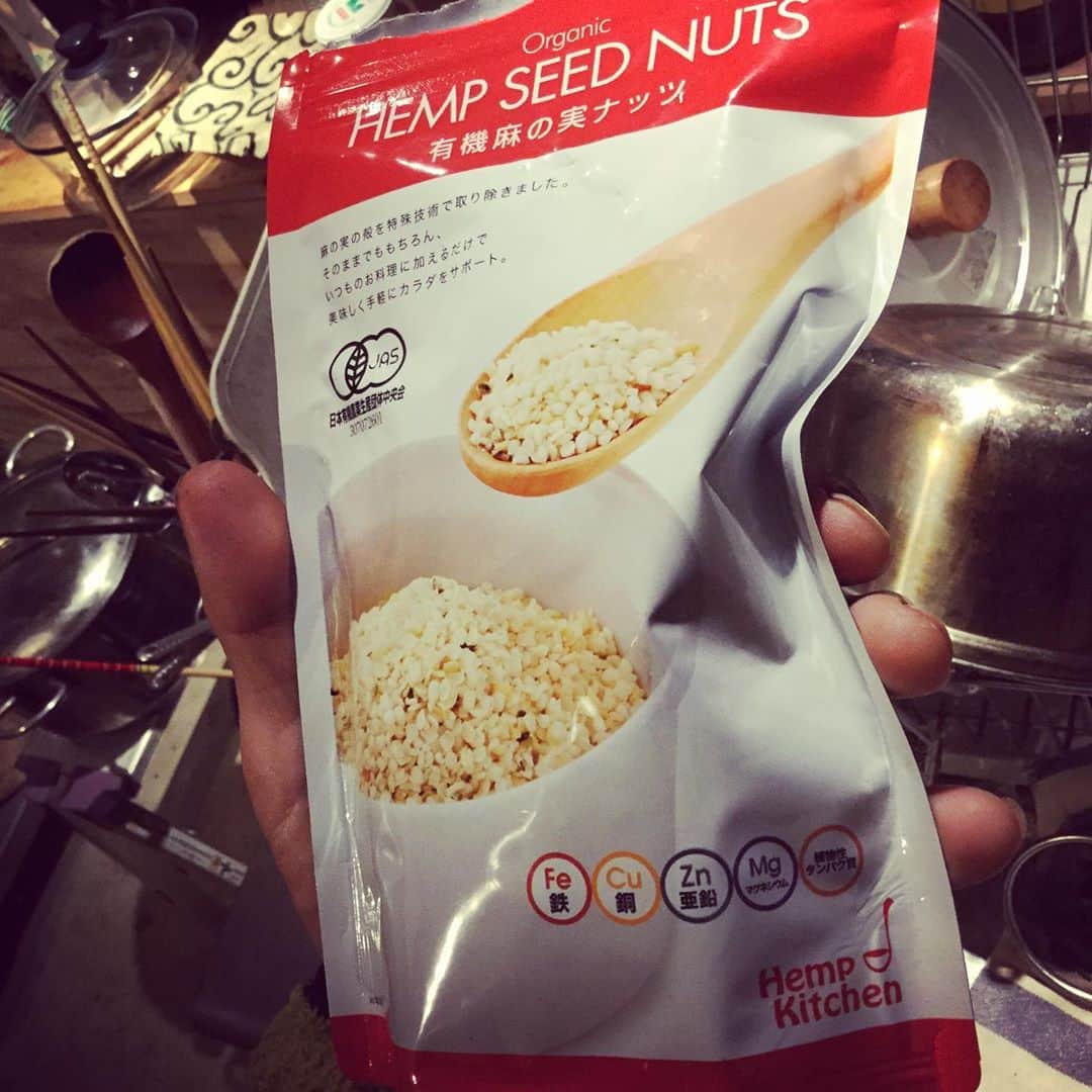 三宅洋平さんのインスタグラム写真 - (三宅洋平Instagram)「玄米粉7:3蕎麦粉 少し多めに葛粉、そしてアルミフリーのベーキングパウダーor天然重曹 ナッツとドライフルーツ入れて豆乳でクレープ生地とパンケーキの間くらい、お玉からしっかりと液状に垂れ落ちるくらい オリーブオイルを垂らした鉄鍋で弱火で表裏2分ずつ目安 ココナツオイル、生ハチミツと麻の実かけて食べる。 🥞」5月16日 22時26分 - miyake_yohei