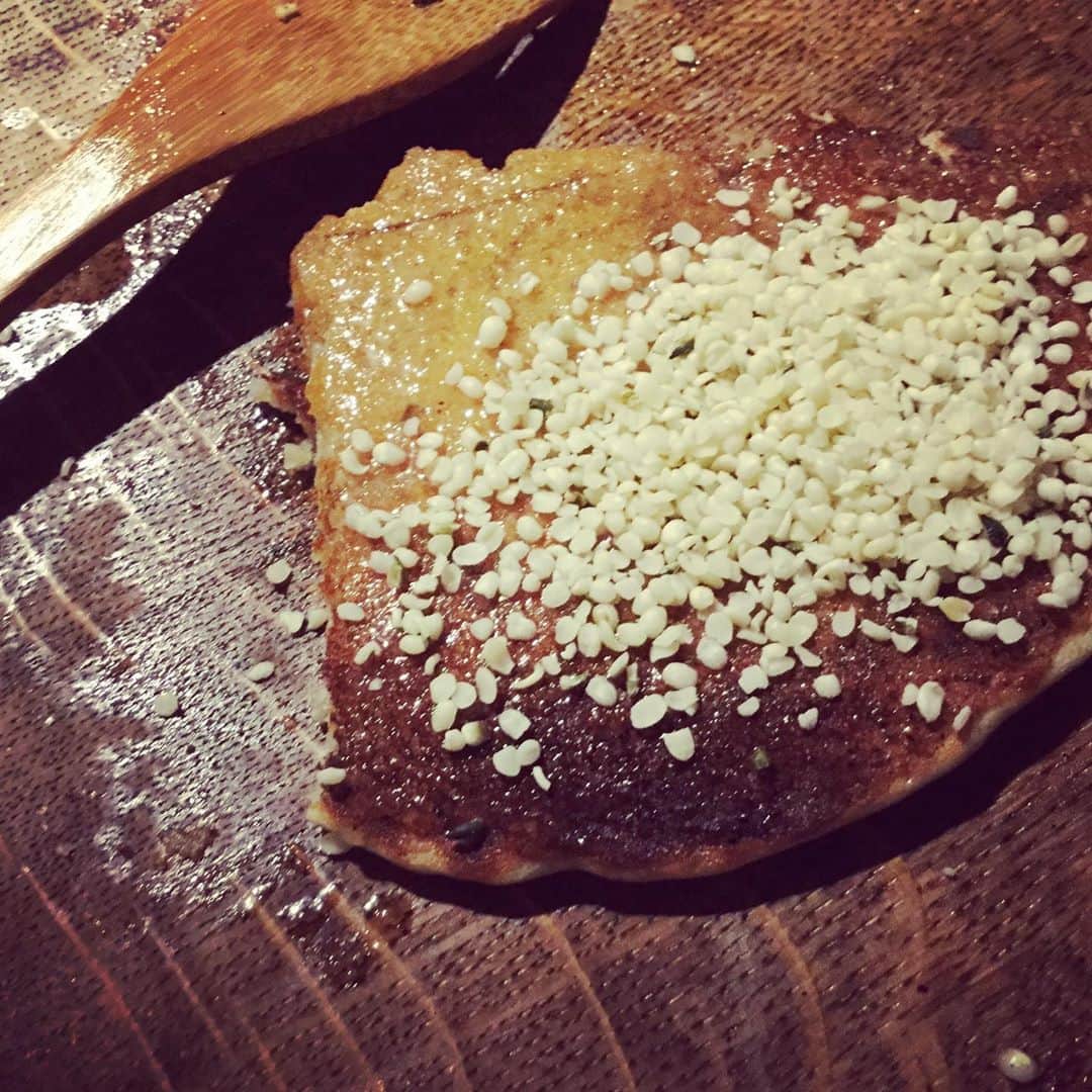 三宅洋平さんのインスタグラム写真 - (三宅洋平Instagram)「玄米粉7:3蕎麦粉 少し多めに葛粉、そしてアルミフリーのベーキングパウダーor天然重曹 ナッツとドライフルーツ入れて豆乳でクレープ生地とパンケーキの間くらい、お玉からしっかりと液状に垂れ落ちるくらい オリーブオイルを垂らした鉄鍋で弱火で表裏2分ずつ目安 ココナツオイル、生ハチミツと麻の実かけて食べる。 🥞」5月16日 22時26分 - miyake_yohei