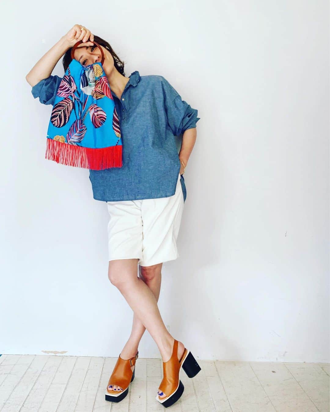 風間ゆみえのインスタグラム：「STYLING  H  気の利いたシャンブレーのブラウスには、 マリンフランセーズらしいホワイトのカプリパンツを合わせて。バッグのフリンジの赤を加えてトリコロールの完成！笑 ブラウスは例えば濃色のボトムを合われば、一気にレディライクに様変わり。 コーディネートが尽きない‼︎ こちらもおすすめしたいブラウスのひとつです！  H Set ¥46,000 → ¥38,000 +tax. .  Blouse ¥12,000 Pants ¥12,000 Bag ¥22,000  @la_marine_francaise_official  #yumie_k_style」