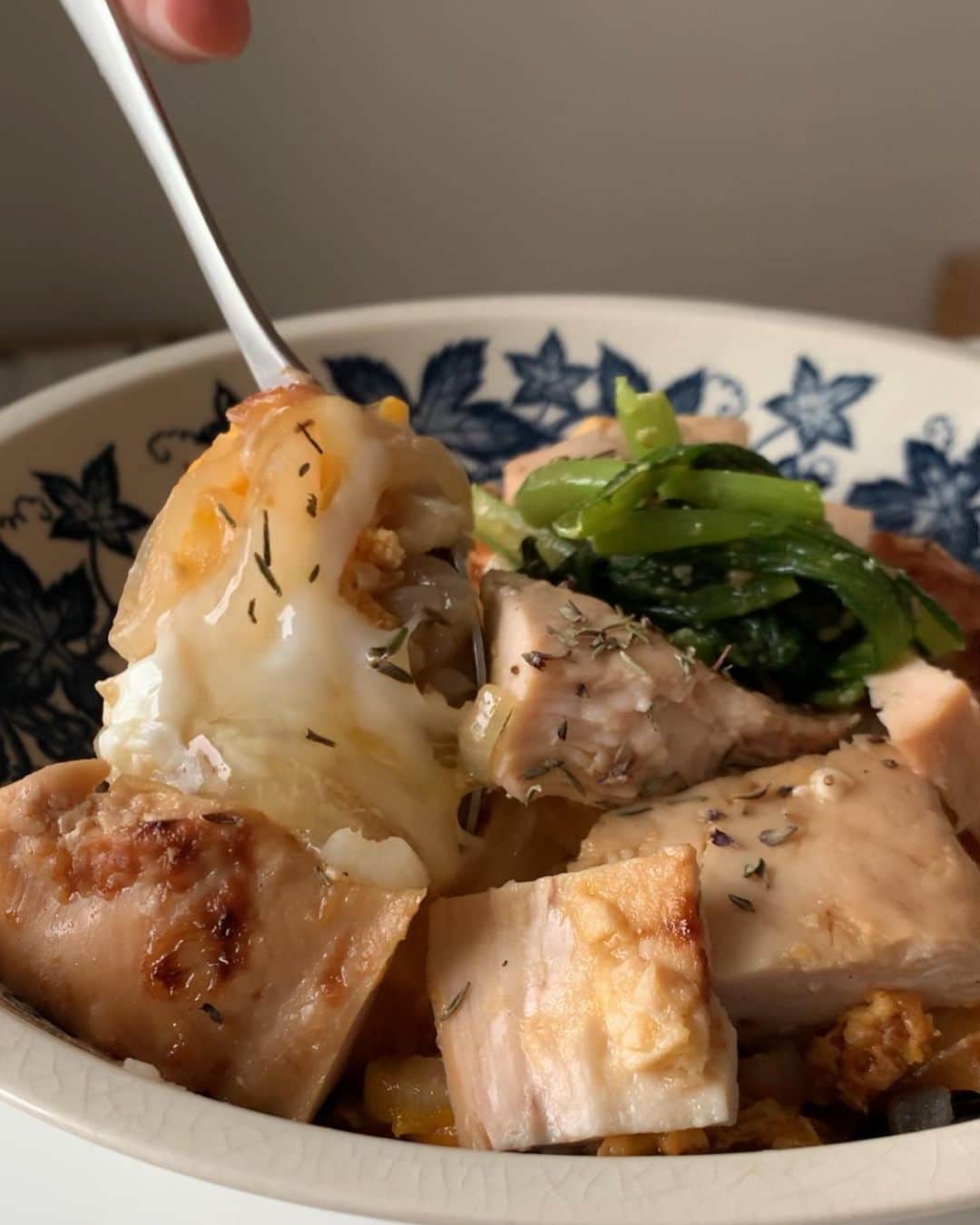 斎藤なりのインスタグラム：「サラダチキン親子丼🥂 コロナ太りで悩んでる子必見✍🏻 . コンビニでも買える手軽食品で美味しくヘルシーで簡単なごはんを作れないかな？と思い作ってみたら大成功💯 めちゃくちゃ美味しいんよ！！！ . 某コンビニやスーパー、 今やどこでも売ってるサラダチキンなので みんな是非試してみてね🍚 ------------------------------------------------ 【材料】 ☑︎サラダチキン...1つ (濃い味をチョイスすると調味料揃える手間 省けるのでめちゃくちゃオススメ！) ☑︎玉ねぎ...半分 ☑︎卵…1つ ☑︎サラダ油…適量 【作り方】 ⑴サラダチキンを一口大にカット ⑵玉ねぎをカット ⑶フライパンに油を引いて玉ねぎを炒める ⑷玉ねぎがあめろ色になったら卵を入れ半熟状に煮る ⑸卵が半熟になったら火を止め、カットしたサラダチキンを投入。蓋閉めて余熱で5分置く。 (5分経ってもまだサラダチキンが冷たかったら弱火で少し煮る。チキンは温めすぎるとパサつくので注意) ⑹ご飯を丼にもり、その上に⑸をのせて完成！ ---------------------------------------------- サラダチキンの味付けを活かし 調味料いらずの、5分で簡単！ ヘルシーズボラ激ウマレシピなので 是非やってみてね🥬💯 .  #となりの食卓　#料理好きな人と繋がりたい #料理友達募集中　#朝ごはん #朝ごはんの記録 #おうちあさごはん #おうちごはん #あさごはん #いえごはん #家ごはん #朝食 #iegohanphoto #フーディーテーブル #和食 #和食朝ごはん #和食ごはん #豊かな食卓 #朝時間 #私のおいしい写真 #丁寧な暮らし #私のおいしい写真 #iPhone写真 #料理 #料理写真 #wp_deli_japan #mycook365 #てづくりごはん365 #キッチングラム #おうちごはんlover #タベリー」