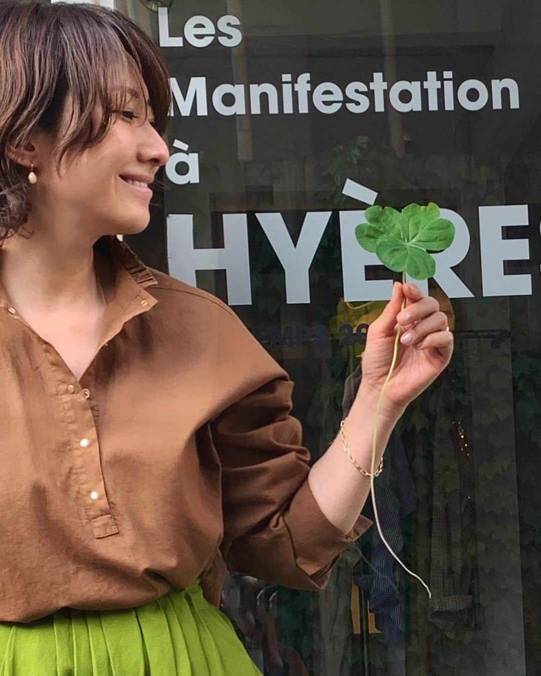 風間ゆみえのインスタグラム：「さて、皆さま、  お気に入りのコーディネートはありましたか？  5月18日月曜日12時から発売開始‼︎ #yumie_k_style ⚓️⚓️⚓️⚓️⚓️⚓️⚓️⚓️⚓️⚓️⚓️⚓️⚓️ . 【5月18日（月）12時から発売スタート】. イギリスのスカーフブランドが作るのフリンジバックをトータルコーディネートで数量限定発売！！. . ディレクターの風間ゆみえさんがセレクトして買い付けしたフリンジバッグが数量限定で入荷しました⭐︎. そこで、フォトジェニックなフリンジバッグに合わせてゆみえさんがトータルスタイリングをし、そちらをスペシャルプライスにて、セット販売でお届けします！！！これはかなりお得です！！ ぜひチェックしてください！！. . . 🙋‍♀️✨✨✨✨✨✨✨ ご注文は、メールにて承ります。 下記の注意事項と合わせてご確認下さいませ。 . ↓　↓　↓ . 【ご注文用メールアドレス】 order.marine@innocent.co.jp . . ⚫︎購入希望スタイリングをA〜Hからお選びください。 　サイズ展開が記されているものはサイズを選びご記入ください。 ⚫︎バッグ単品(通常価格)をご希望の方はA〜Lのバッグからお選びください。 ⚫︎お名前、ご住所、お電話番号をご記入ください。 . . 【ご購入に関しての注意事項】 ⚫︎18日12時〜メールを受け付けます。. （それ以前にメールを送って頂いてもご注文対象外とさせて頂きます。） ⚫︎ご注文を頂いてから1週間以内を目安に発送をさせていただきます。 ⚫︎数量が限定となる為、注文頂いた後にご購入できる方のみ注文完了メールを返信させて頂きます。 ⚫︎オンラインでの販売はございません。」