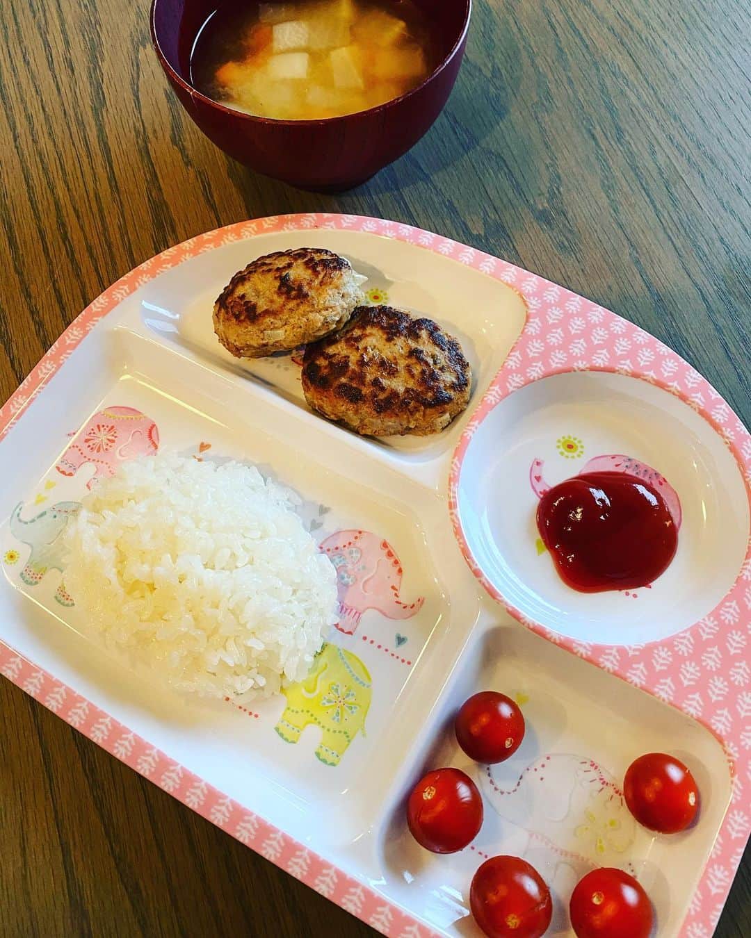 田中雅美さんのインスタグラム写真 - (田中雅美Instagram)「今日のハンバーグはとっても美味しくできた♪ ・ ・ スモークサーモンも美味しい♪ ・ ・ 娘のプレート…緑が足りないね。 ブロッコリーかアスパラが欲しかったね。 お味噌汁は娘使用で、ニンジンも入れちゃう。 ・ ・ #ハンバーグ好き #美味しくできた #スモークサーモン #娘のプレート #なんか茶色」5月16日 22時37分 - tanakamasami_official