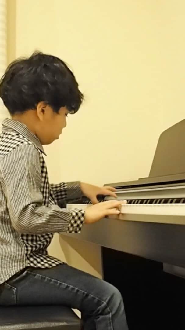 yu nakamura ヘアアレンジ hairarrangeのインスタグラム：「本来なら今日、発表会予定だったけど中止になってしまい…せっかく頑張って完成させたので記録として★ 来年は発表会できるといいな∵⃝♡⍢⃝ ⍤⃝ ⍨⃝ ∵⃝♡⍢⃝ ⍤⃝ ⍨⃝ ∵⃝♡⍢⃝ #エリーゼのために#7歳男の子 #7歳#ピアノ#piano#FürElise#ピアノ歴3年」