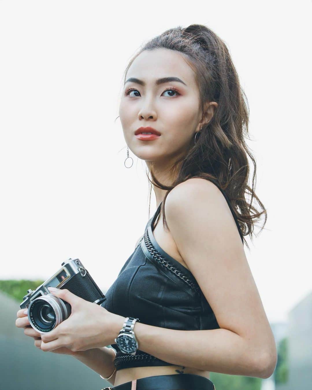 ソニアのインスタグラム：「You may not know this, but before I stepped in front of the camera in this line of work, I was always behind it 🎥 Not only did I take a number of production modules (I also specialised in docu production and other journ modules back in school that required me to handle equipment etc), I also helped around my dad’s production company when I was a teenager. . Fast forward to my internship at CNBC - I learnt so much there. News writing, the fundamentals of journalism... it was such an experience that I stayed on to freelance for another half a year (despite having to wake up at 1am to get into the office by 3am to compile the latest news stories and cut videos haha morning show issues..) 👽 . I was so sure I’d end up being a journalist or news presenter. Things don’t always turn out like what you expect in life - and that’s okay! It could be a good thing. If you’re in that phase now, maybe graduating soon, thinking of what degree to pursue or what’s next in your career... don’t fret. Reach out to people for advice. Talk to those that inspire you. Navigate life in your own time ✨ #dontcrackunderpressure .  Shot before circuit breaker by @nicolequek」