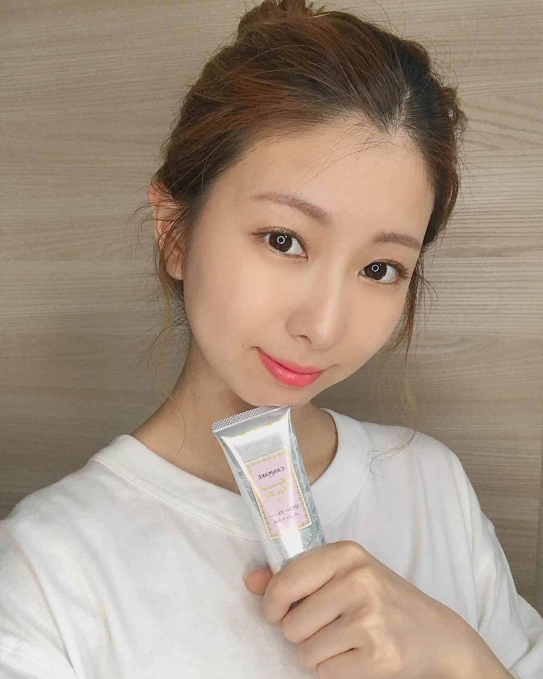 のインスタグラム：「おうち時間が増えてから﻿ ベースメイクは日焼け止めと﻿ コンシーラーのみにしてます！﻿ ﻿ #canmake の #マーメイドスキンジェルuv 01 🐚 ﻿ SPF50+・PA++++で乳液みたいなつけ心地🧴◌﻿ 洗顔料で落とせるのもかなり気に入ってます😳👏🏻﻿」