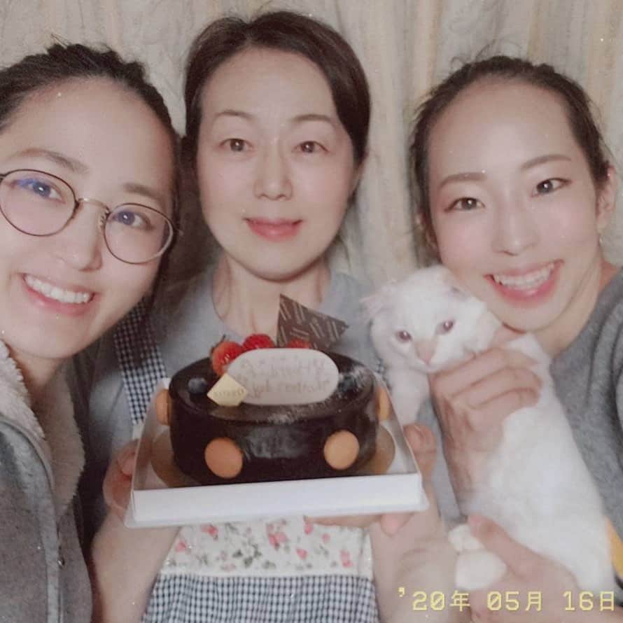 野口啓代のインスタグラム：「Happy mather's day!🌹 (My home is 1weeks later than normal mather’s day..lol) Thank you for always being my side. I am happy to have your daughter👶🏻🎀 I also want to be a mother like you in the future. With all of my love..💓* ————————————— 世間では5/10でしたが、のんびり屋さんの我が家は1週間ばかり遅い母の日のお祝いをしました🧑🏻🎂💐大切なのは日にちより、家族全員集まることだよね?←* * いつもありがとう❤️* * #mothersday #母の日 #lovemymom #thankyou」