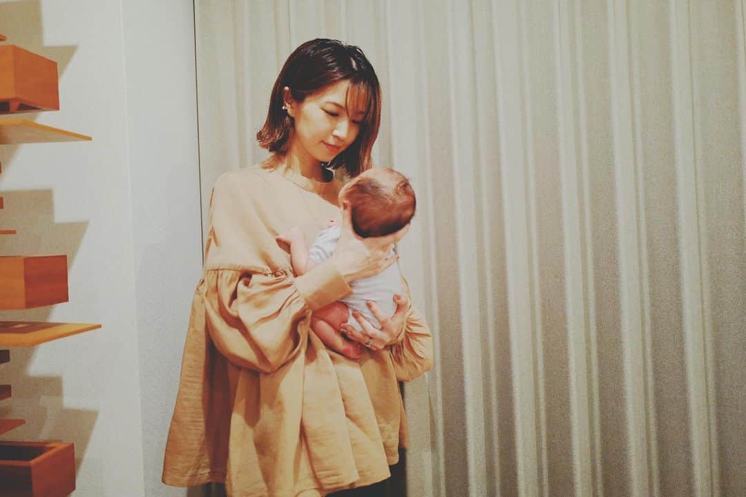 安田美沙子さんのインスタグラム写真 - (安田美沙子Instagram)「生まれた時からは2ヵ月半、予定日からは１ヵ月ちょっと。 ふにゃふにゃな赤ちゃんの時期は、ほんとに一瞬。 忘れないように、大事に過ごしたいな👶✨ いくら泣いても全く苦にならない。2人目ってまた違う。 . . . とっても好みのシャツ✨ @wcjapan のは、授乳してふんわり赤ちゃんを包める🤱 明日は天気良くなりますように🌈 . . . #home #ootd #baby #love #boy #shirts #thanks #mama」5月16日 23時00分 - yasuda_misako
