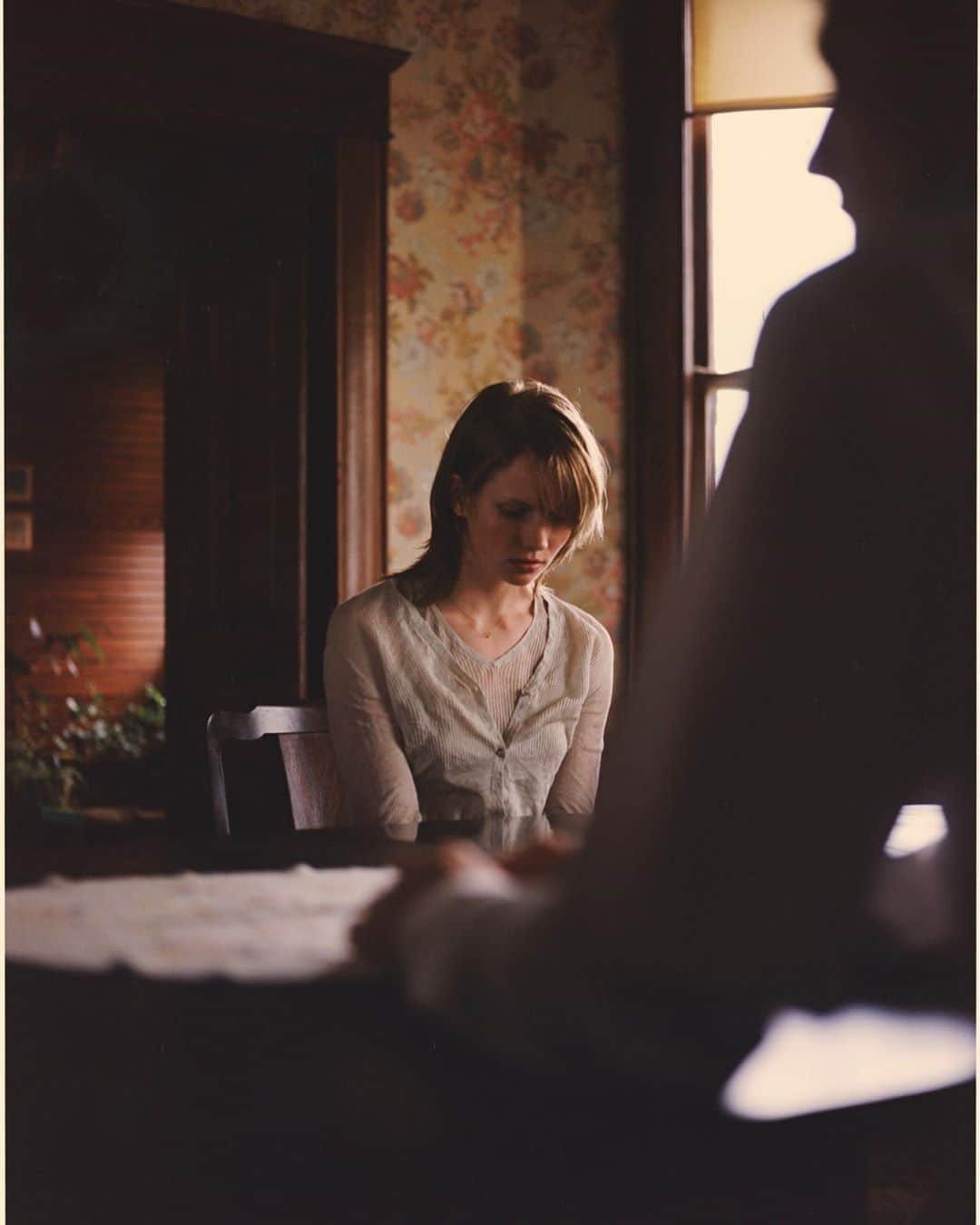 カーター・スミスのインスタグラム：「When I think about my favorite images I’ve made - either for magazines, advertising clients or my personal work - they all (hopefully) make you ask WHAT JUST HAPPENED? or WHAT’S ABOUT TO HAPPEN? Has she made her choice in this shot? Or is she still struggling with what to do...?」