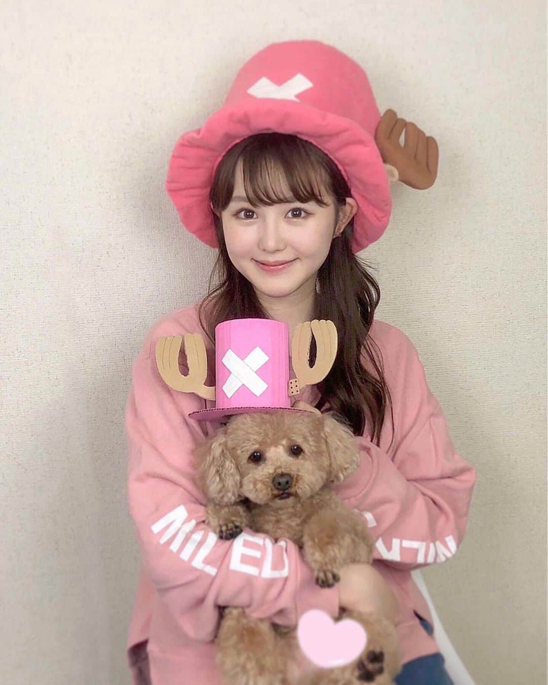 伊藤小春のインスタグラム：「・﻿ パパに「何やってんの〜笑」と言いつつ、一緒にちゃっかりチョッパー🌸笑﻿ ﻿ ﻿ ……なんで被り物が家にあるの？﻿ ﻿」