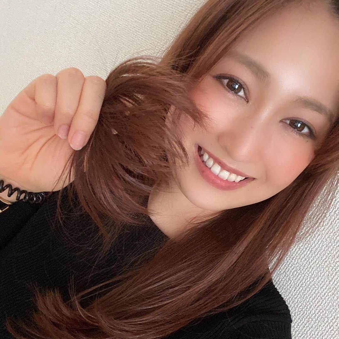 吉江瞳のインスタグラム：「やっと美容院にいけた！ 初めてピンク系チャレンジ❤️ すごく可愛い色にしてもらいました😊 いつも本当にありがとう😄 美容院はやっぱりテンションが上がる！ こんな時だからこそ美に時間をかける！！ あとちょっとだと思うから頑張ろう！」