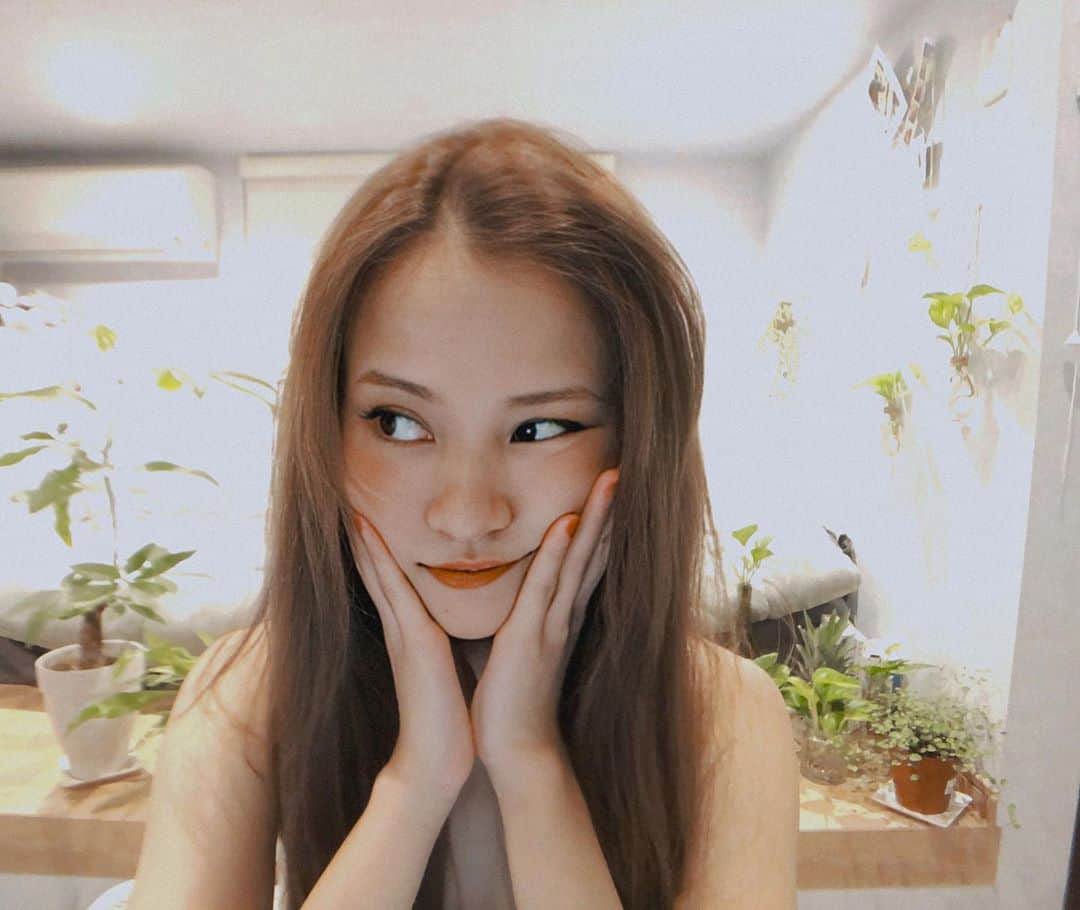 MiracleVellMagicのインスタグラム：「how lovely the silence of growing things🌿明日はなにをしようかなぁ。✨ . #安心してください #着てます」