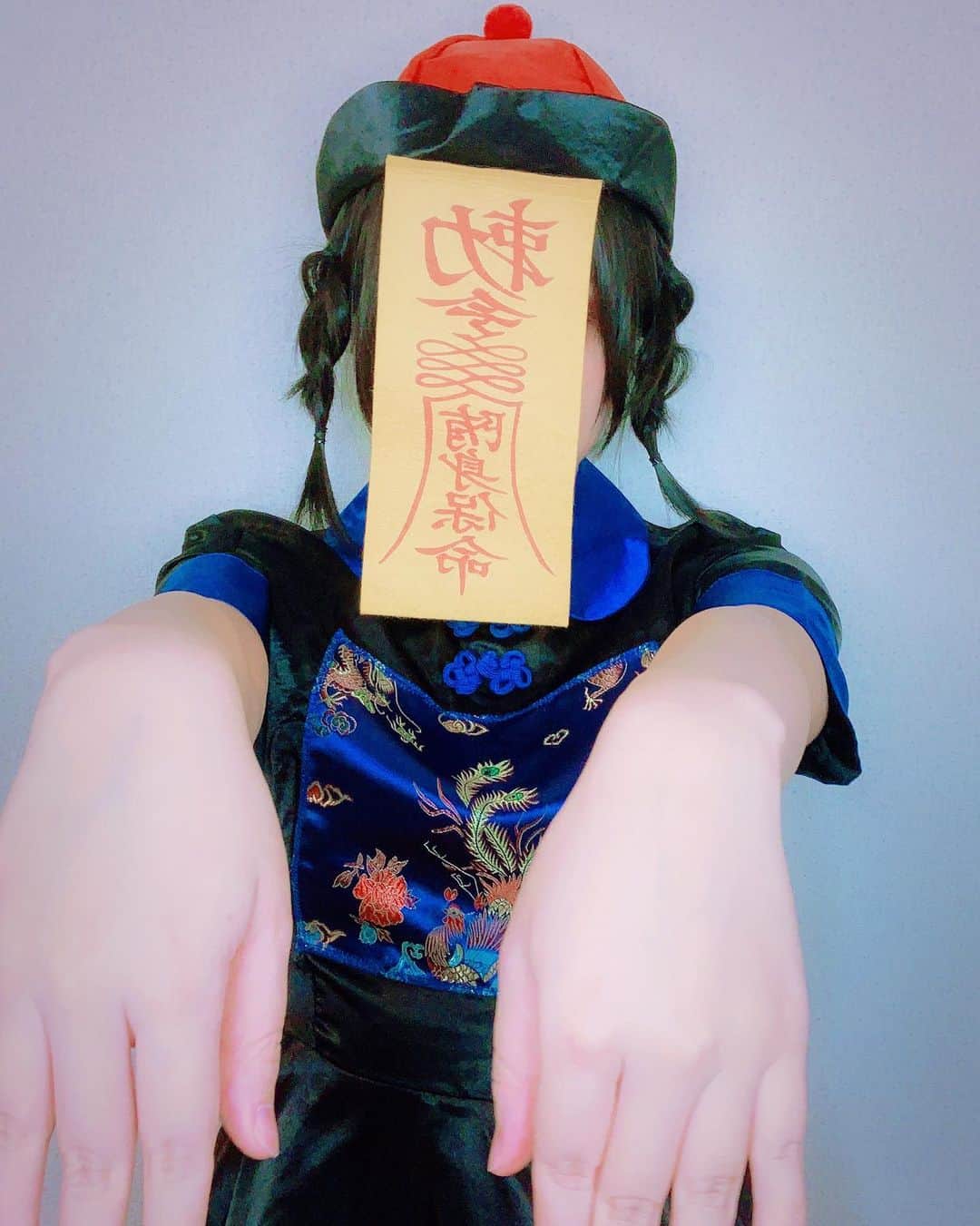 くろねこさんのインスタグラム写真 - (くろねこInstagram)「キョンシー風(*'▽'*) (ずっとキョンシーポーズはできないので風w)  #selfie #自撮り #自撮り女子 #くろねこ #ねこし #japanesegirl #黒髪 #黒髪女子 #cosplay #cosplayer #cosplaygirl #キョンシー #ハロウィン #ハロウィンコスプレ」5月16日 23時30分 - kuronekoshi_nya
