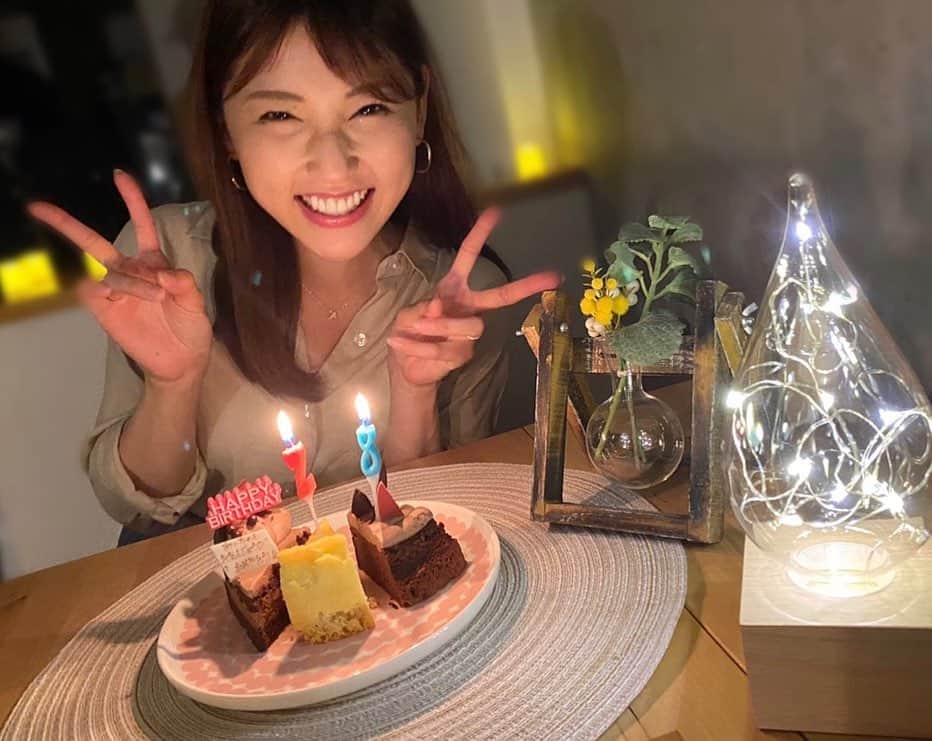 のインスタグラム：「‪❤︎ 本日、お誕生日を迎えました✨‬ ‪皆さん、お祝いメッセージ 沢山ありがとうございます☺️💕 ・‬ ‪こんな時期で、なかなか お出かけもできないですが、、 旦那さんがサプライズで お祝いディナーをご馳走してくれました🥺 私の大好きな物だらけのお料理で 今日のために内緒で色々と お取り寄せしてくれていたり、 お部屋を可愛く飾ってくれたり、 手書きのお品書きまで用意して くれたお茶目なシェフ. ☺️笑 どのお店よりも、ダントツで 1番美味しくて感動でした😭👏🏻✨ ・ 毎年5月は、旦那さんが 忙しい時期なので私自身としては、 お家でのんびり過ごせる 貴重な時間に幸せを感じられた お誕生日でした☺️✨✨ ・ 笑顔いっぱいの楽しい毎日を過ごせるのも 側で支えてくれる旦那さんのおかげです。 いつも本当にありがとう✨ ・ そして、大切な家族や友人、 いつも応援してくださる 温かいファンの皆様にも、 感謝の気持ちでいっぱいです🙇🏻‍♀️✨ ‪今後も変わらず、 宜しくお願い致します❤️❤️‬ #誕生日#おうち時間#感謝 #今日だけは、お惚気もお許し下さい🙇🏻‍♀️笑 #幸せな日」