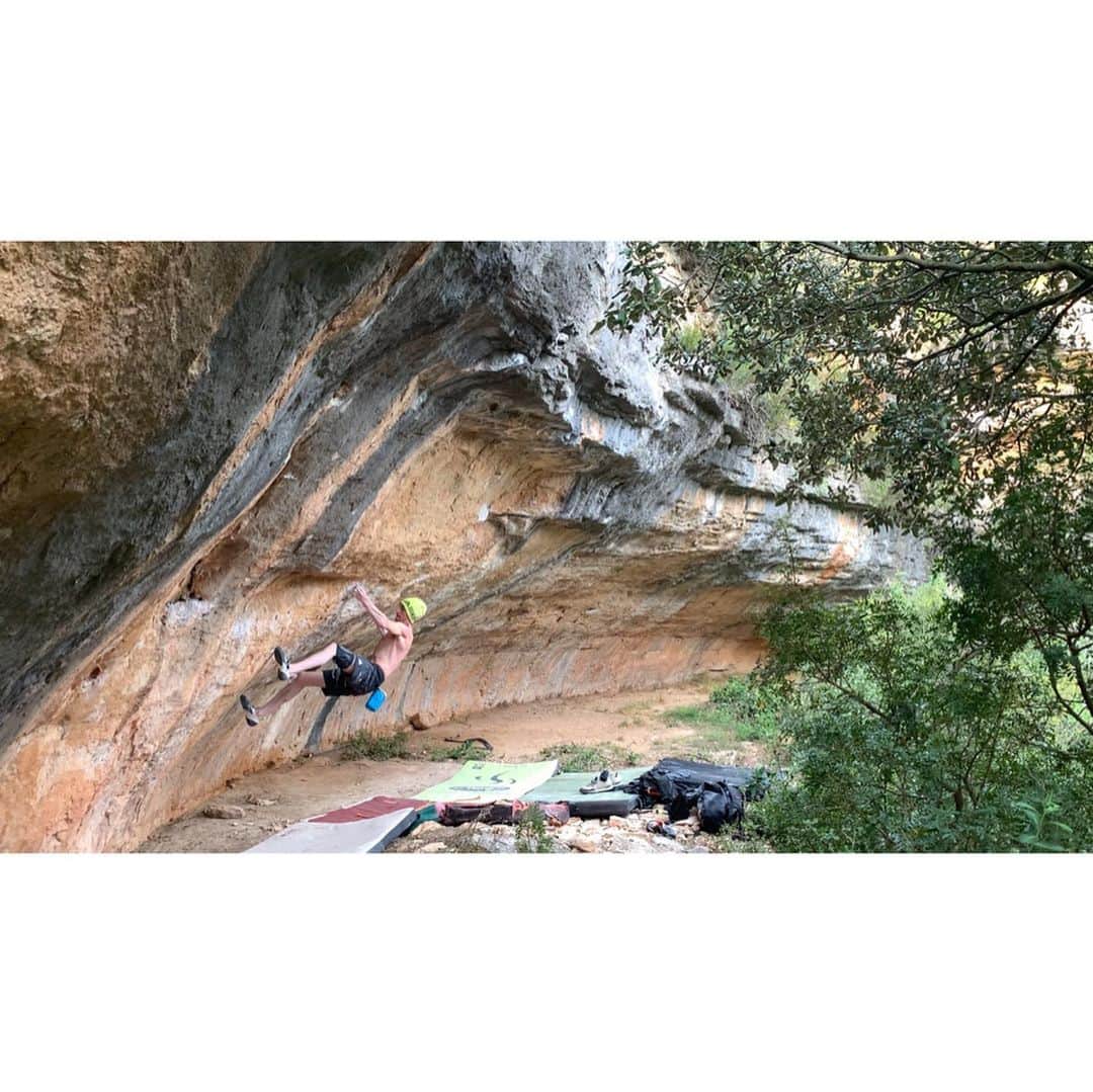デイブ・グラハムさんのインスタグラム写真 - (デイブ・グラハムInstagram)「Feeling super grateful we have the opportunity to start climbing on the rock again here in Siurana 🙌🏻 We entered Phase One in our province of Tarragona on May 9th which allows us to climb with family members near our village 🥳 We already managed to get some quality days back out at the crags and try all our projects again 😀 I admit the first sessions were absolutely brutal 🤣 It’s not easy to apply to all the strength gained from the training we did or feel the same flow on stone as before, and the summer-like conditions (tons of rain 🤯 and temperatures between 20-30c) are a huge change from what we experienced in March, which means lots of new beta and new crag hours, but overall things actually feel more attainable than before the confinement 😀 All the hard work paid off 😅 Hopefully we can get some dry windy days and still accomplish what we came here to do this winter 🤪 It looks like we will be spending the summer here in EU, which is a huge change in plans from our annual Rocklands expedition, but I’m excited to push myself more on routes over the next few months and make the most of this ever evolving situation. I’d love to go back and finish the boulder in these photos though 🤨 Bhai Po [8b+] by @betoboulder is a left entrance to Bhai Bon, a boulder I made the FA of in 2003 😳🤟!! @alizee_dufraisse is looking closer than ever on La Rambla and I can still match my highpoint on La Capella, so with a little luck and a lot of west wind the dream lives on 💫 Stay safe, healthy, and positive everyone ✊ We have to be constructive and creative with whatever opportunities we have at this time, and supportive of those who may not be so fortunate 😔 @adidas @adidasterrex @fiveten_official @petzl_official @climb_up_officiel @frictionlabs @tensionclimbing @sendclimbing @climbskinspain」5月16日 23時51分 - dave_graham_