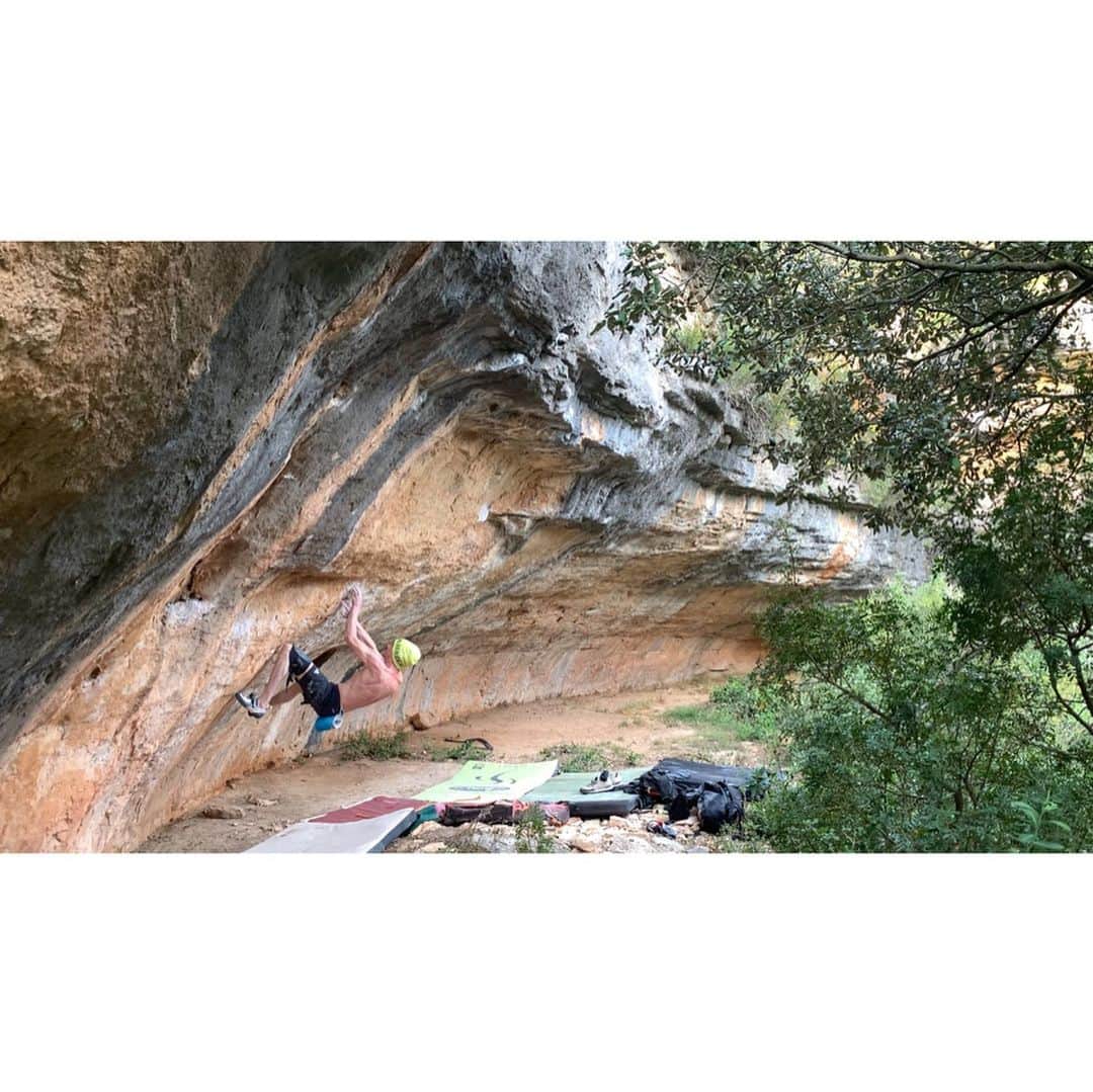 デイブ・グラハムさんのインスタグラム写真 - (デイブ・グラハムInstagram)「Feeling super grateful we have the opportunity to start climbing on the rock again here in Siurana 🙌🏻 We entered Phase One in our province of Tarragona on May 9th which allows us to climb with family members near our village 🥳 We already managed to get some quality days back out at the crags and try all our projects again 😀 I admit the first sessions were absolutely brutal 🤣 It’s not easy to apply to all the strength gained from the training we did or feel the same flow on stone as before, and the summer-like conditions (tons of rain 🤯 and temperatures between 20-30c) are a huge change from what we experienced in March, which means lots of new beta and new crag hours, but overall things actually feel more attainable than before the confinement 😀 All the hard work paid off 😅 Hopefully we can get some dry windy days and still accomplish what we came here to do this winter 🤪 It looks like we will be spending the summer here in EU, which is a huge change in plans from our annual Rocklands expedition, but I’m excited to push myself more on routes over the next few months and make the most of this ever evolving situation. I’d love to go back and finish the boulder in these photos though 🤨 Bhai Po [8b+] by @betoboulder is a left entrance to Bhai Bon, a boulder I made the FA of in 2003 😳🤟!! @alizee_dufraisse is looking closer than ever on La Rambla and I can still match my highpoint on La Capella, so with a little luck and a lot of west wind the dream lives on 💫 Stay safe, healthy, and positive everyone ✊ We have to be constructive and creative with whatever opportunities we have at this time, and supportive of those who may not be so fortunate 😔 @adidas @adidasterrex @fiveten_official @petzl_official @climb_up_officiel @frictionlabs @tensionclimbing @sendclimbing @climbskinspain」5月16日 23時51分 - dave_graham_